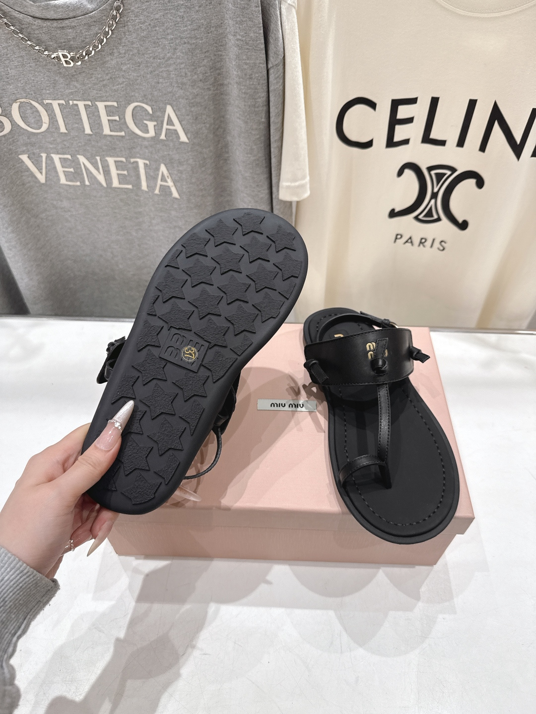 高版本出厂 MiuMiu缪缪2026ss夏季新款仙女简约风夹脚凉鞋🆕夏季百搭款。舒适又好穿，上脚显白 怎