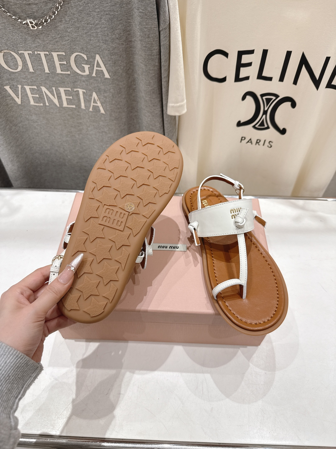 高版本出厂 MiuMiu缪缪2026ss夏季新款仙女简约风夹脚凉鞋🆕夏季百搭款。舒适又好穿，上脚显白 怎