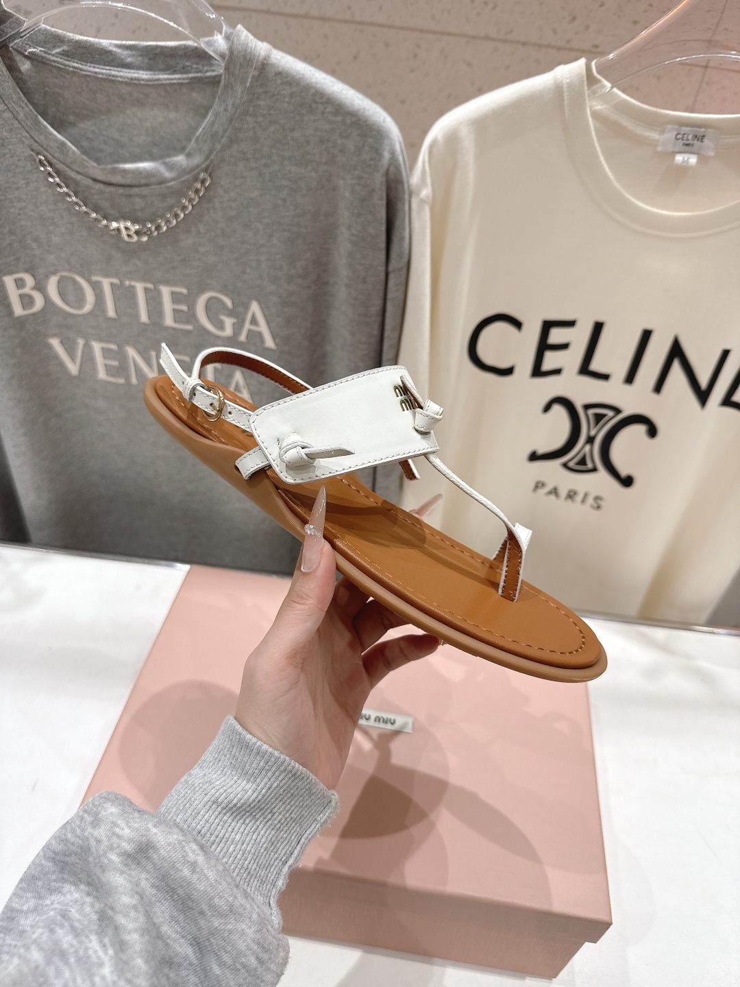 高版本出厂 MiuMiu缪缪2026ss夏季新款仙女简约风夹脚凉鞋🆕夏季百搭款。舒适又好穿，上脚显白 怎