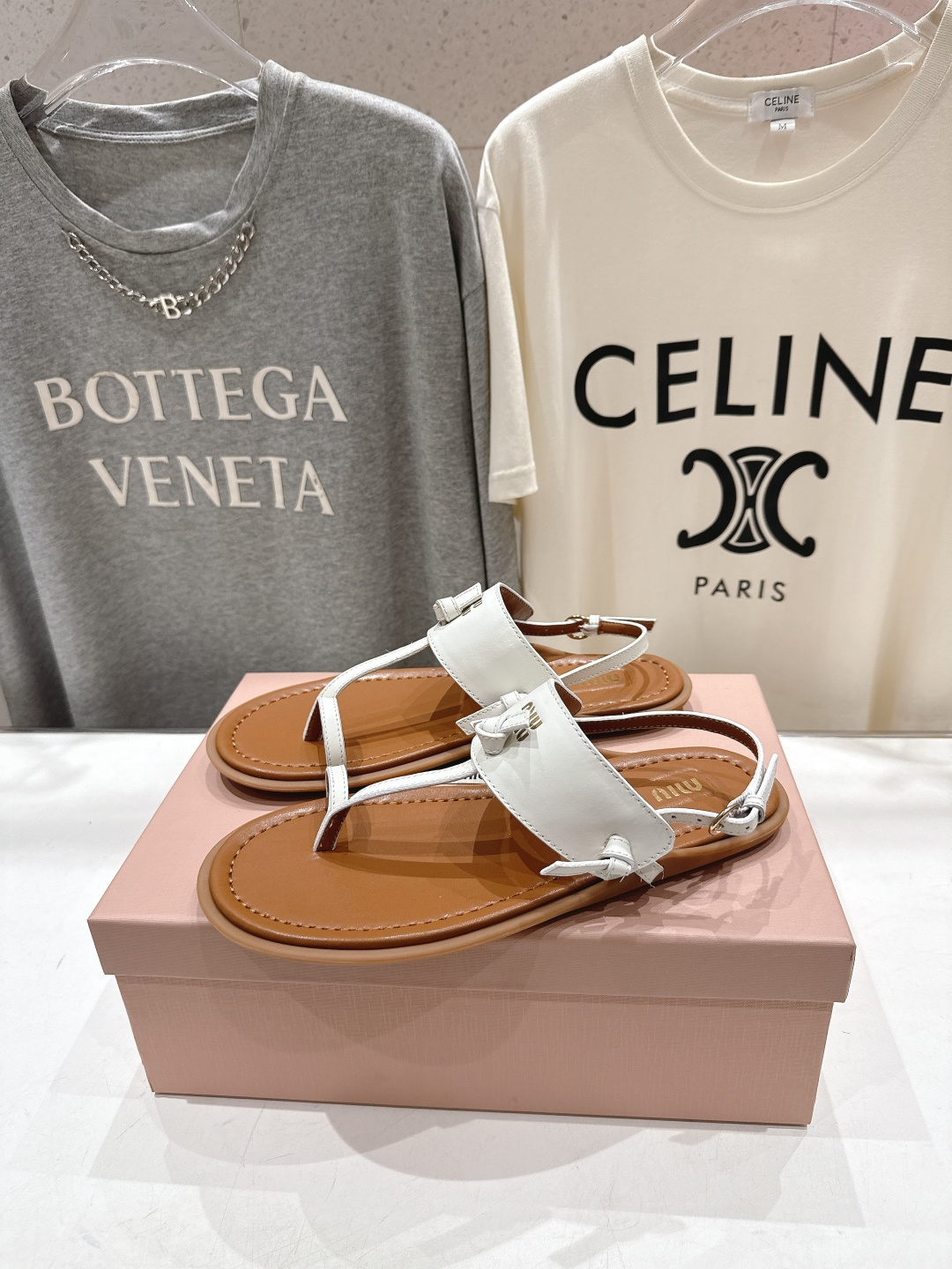 高版本出厂 MiuMiu缪缪2026ss夏季新款仙女简约风夹脚凉鞋🆕夏季百搭款。舒适又好穿，上脚显白 怎