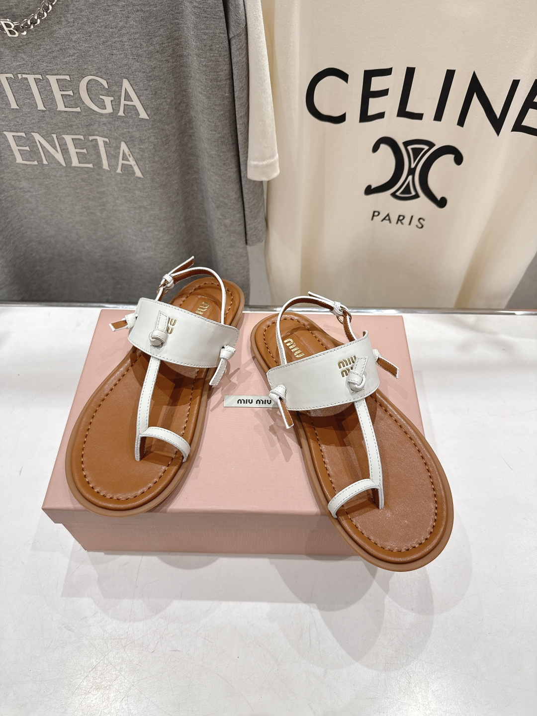 高版本出厂 MiuMiu缪缪2026ss夏季新款仙女简约风夹脚凉鞋🆕夏季百搭款。舒适又好穿，上脚显白 怎