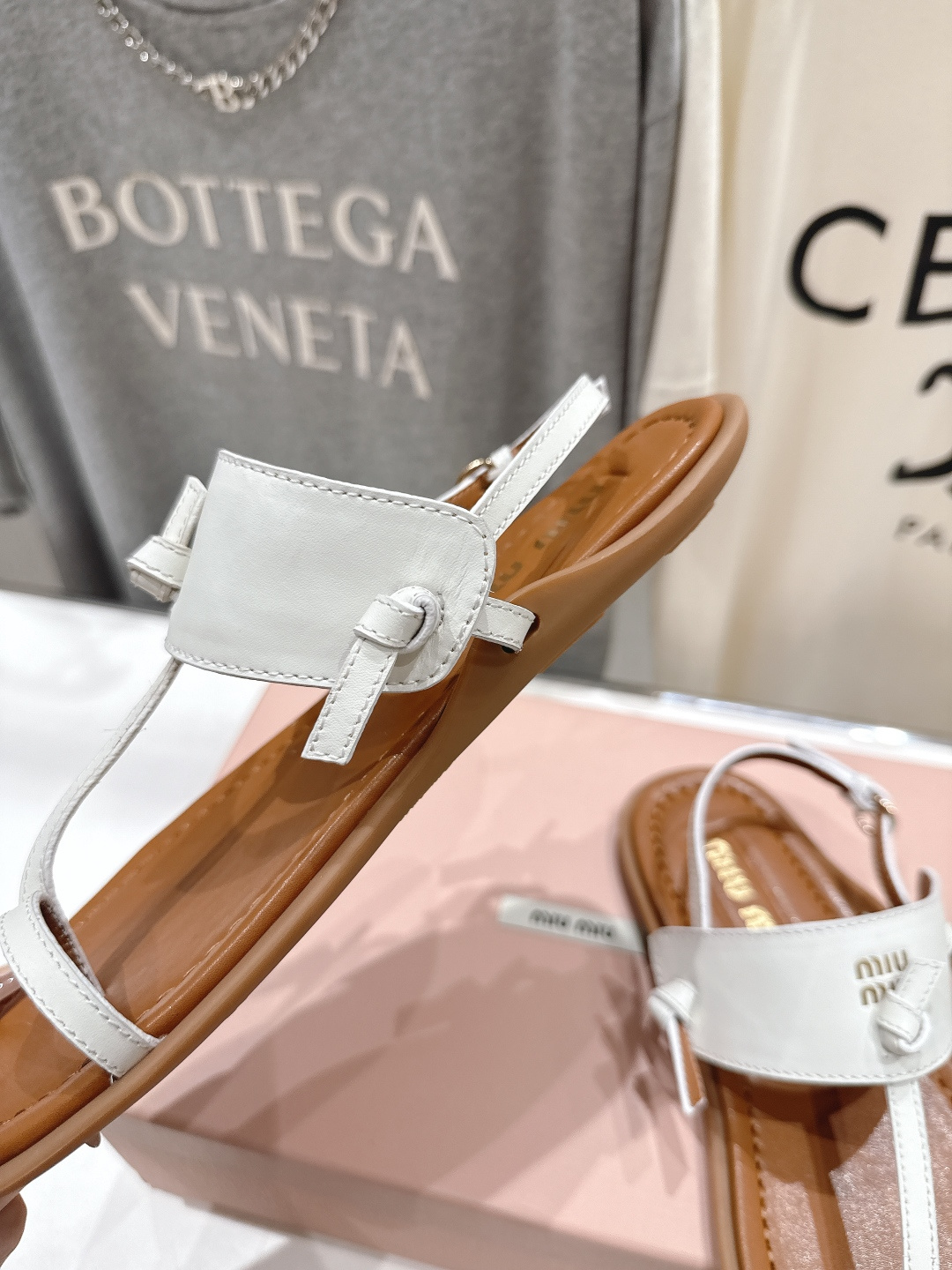 高版本出厂 MiuMiu缪缪2026ss夏季新款仙女简约风夹脚凉鞋🆕夏季百搭款。舒适又好穿，上脚显白 怎