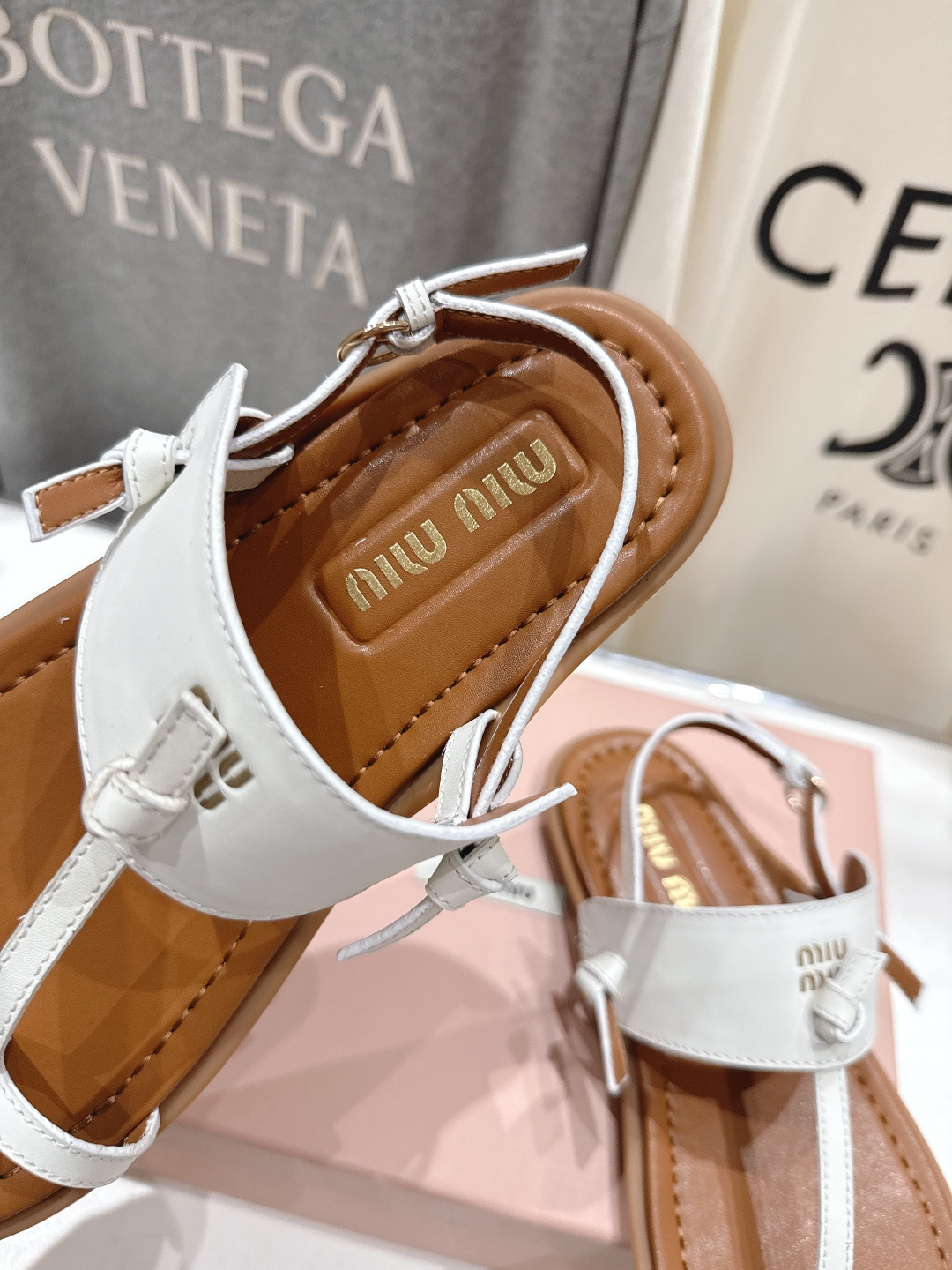 高版本出厂 MiuMiu缪缪2026ss夏季新款仙女简约风夹脚凉鞋🆕夏季百搭款。舒适又好穿，上脚显白 怎
