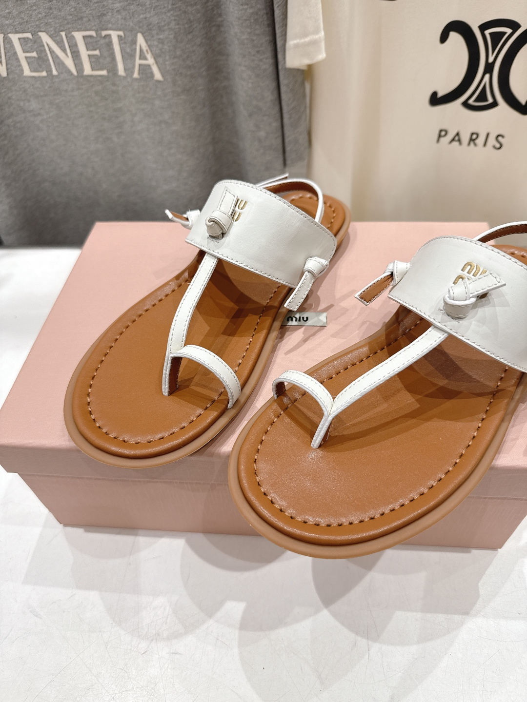 高版本出厂 MiuMiu缪缪2026ss夏季新款仙女简约风夹脚凉鞋🆕夏季百搭款。舒适又好穿，上脚显白 怎