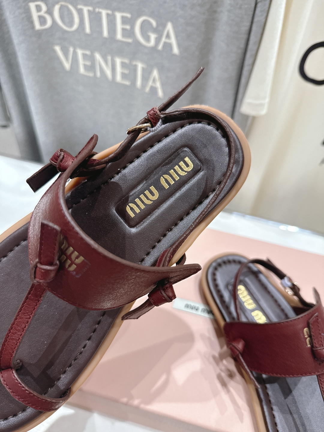 高版本出厂 MiuMiu缪缪2026ss夏季新款仙女简约风夹脚凉鞋🆕夏季百搭款。舒适又好穿，上脚显白 怎