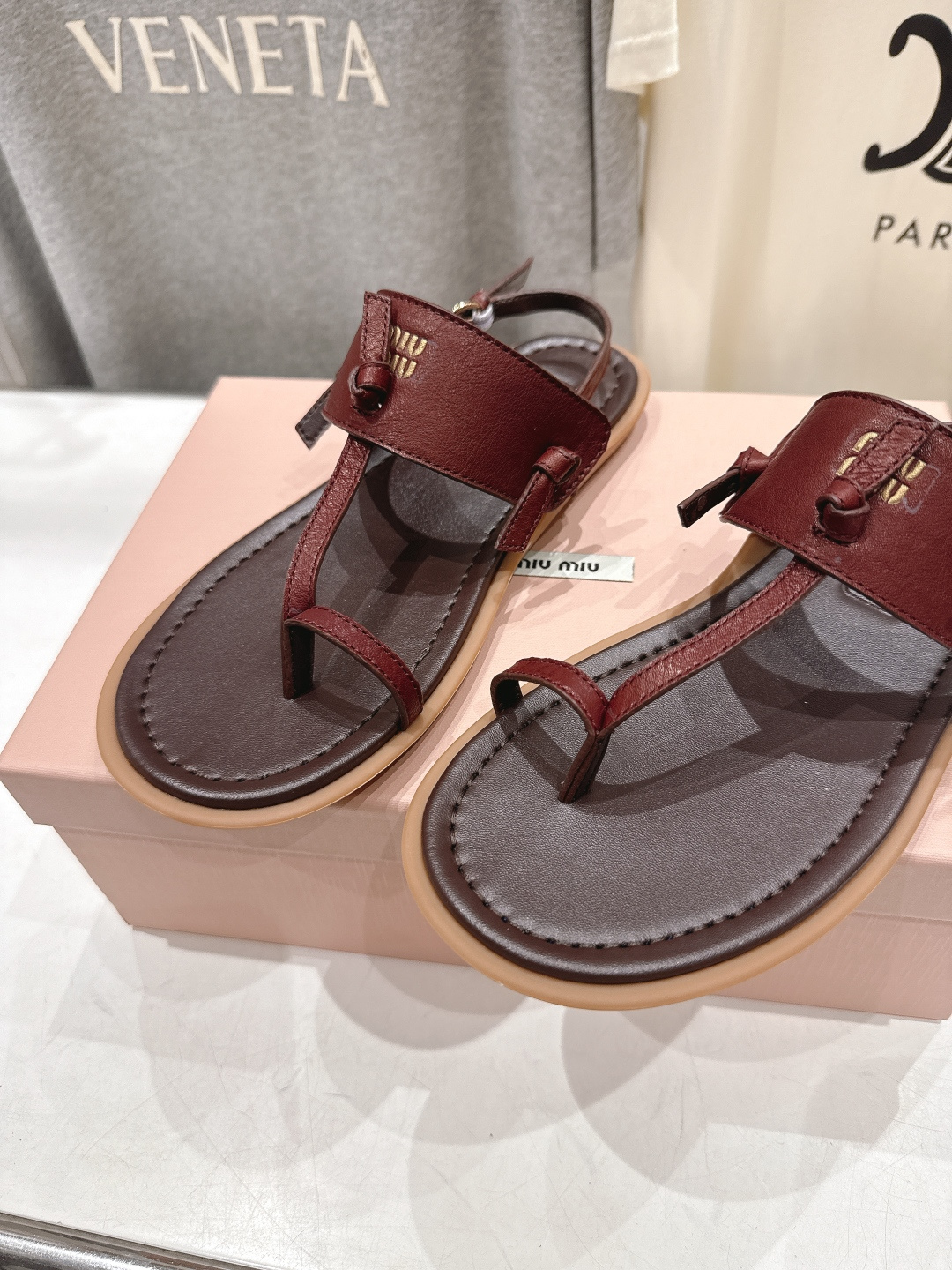 高版本出厂 MiuMiu缪缪2026ss夏季新款仙女简约风夹脚凉鞋🆕夏季百搭款。舒适又好穿，上脚显白 怎