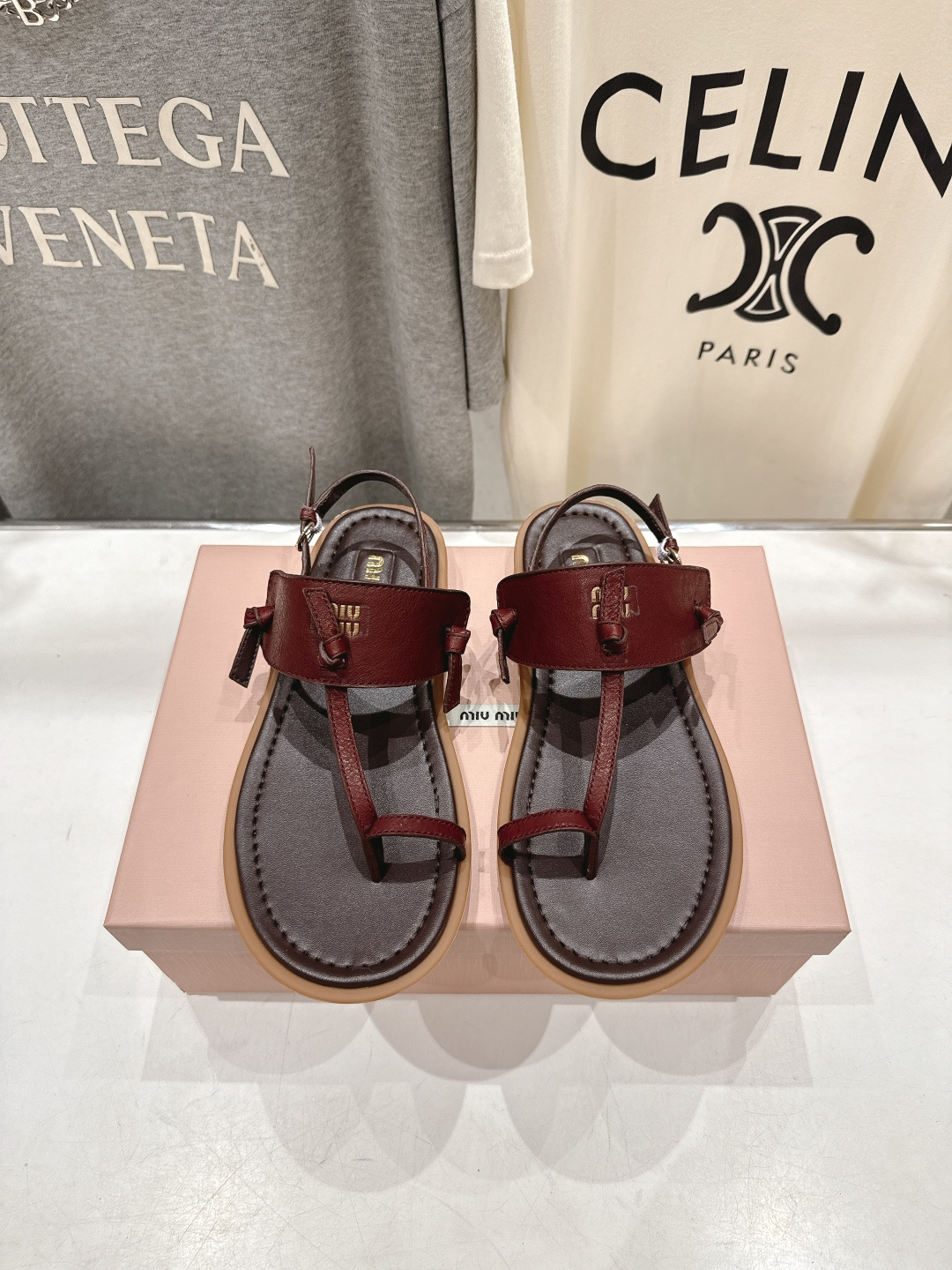 高版本出厂 MiuMiu缪缪2026ss夏季新款仙女简约风夹脚凉鞋🆕夏季百搭款。舒适又好穿，上脚显白 怎