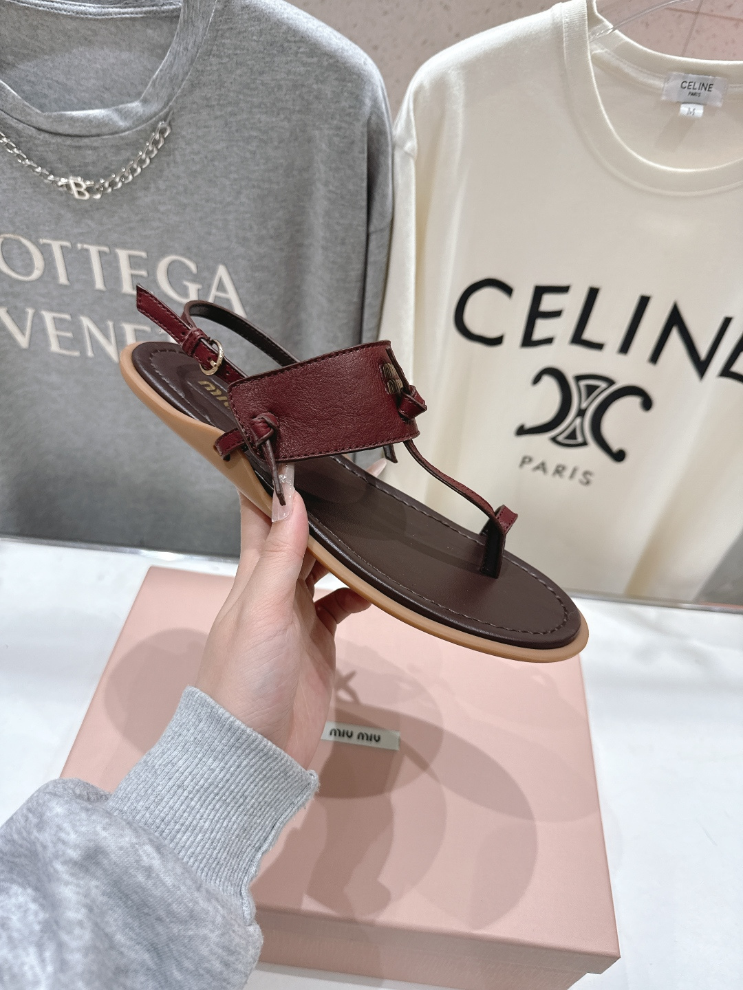 高版本出厂 MiuMiu缪缪2026ss夏季新款仙女简约风夹脚凉鞋🆕夏季百搭款。舒适又好穿，上脚显白 怎