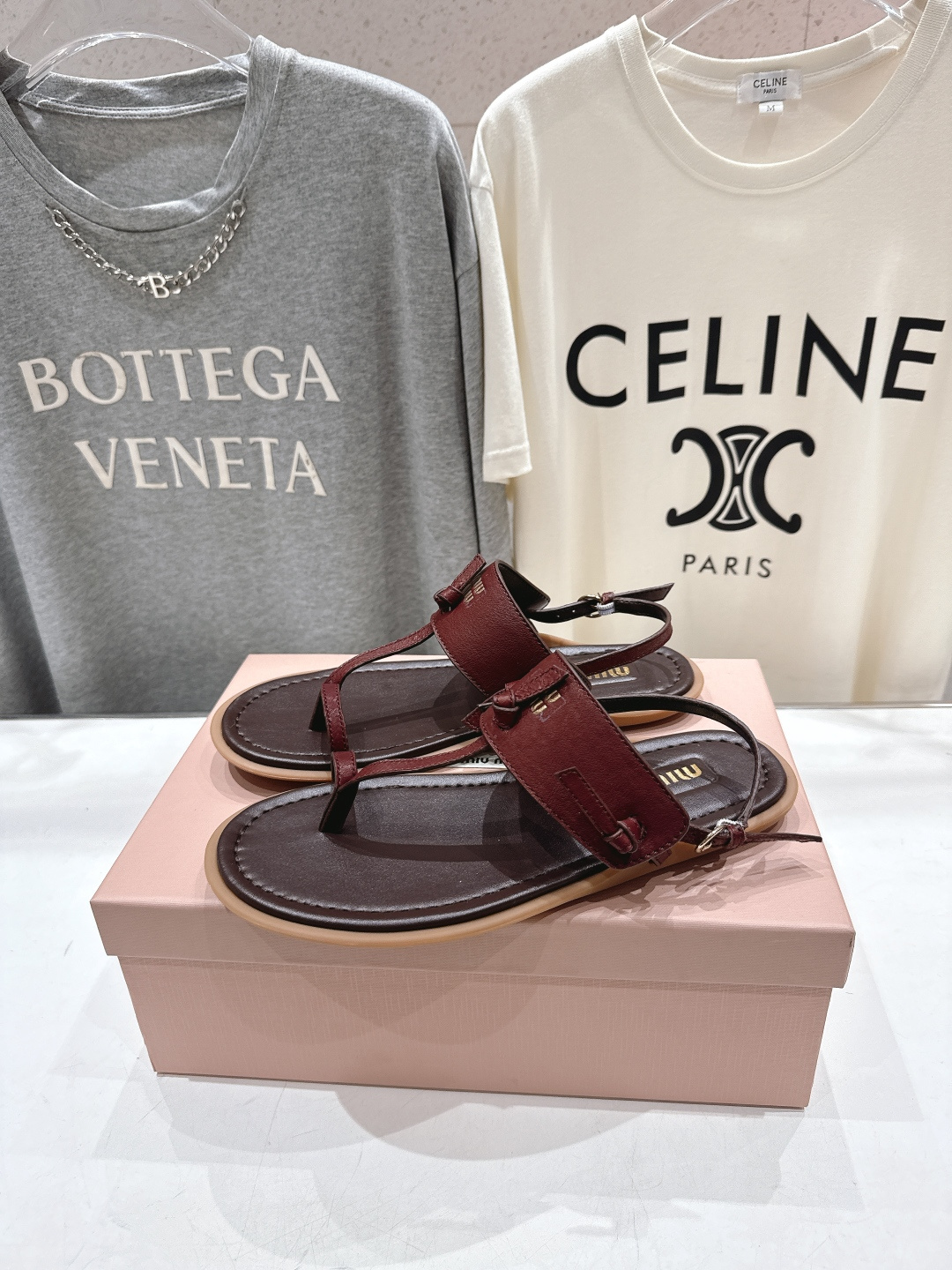 高版本出厂 MiuMiu缪缪2026ss夏季新款仙女简约风夹脚凉鞋🆕夏季百搭款。舒适又好穿，上脚显白 怎