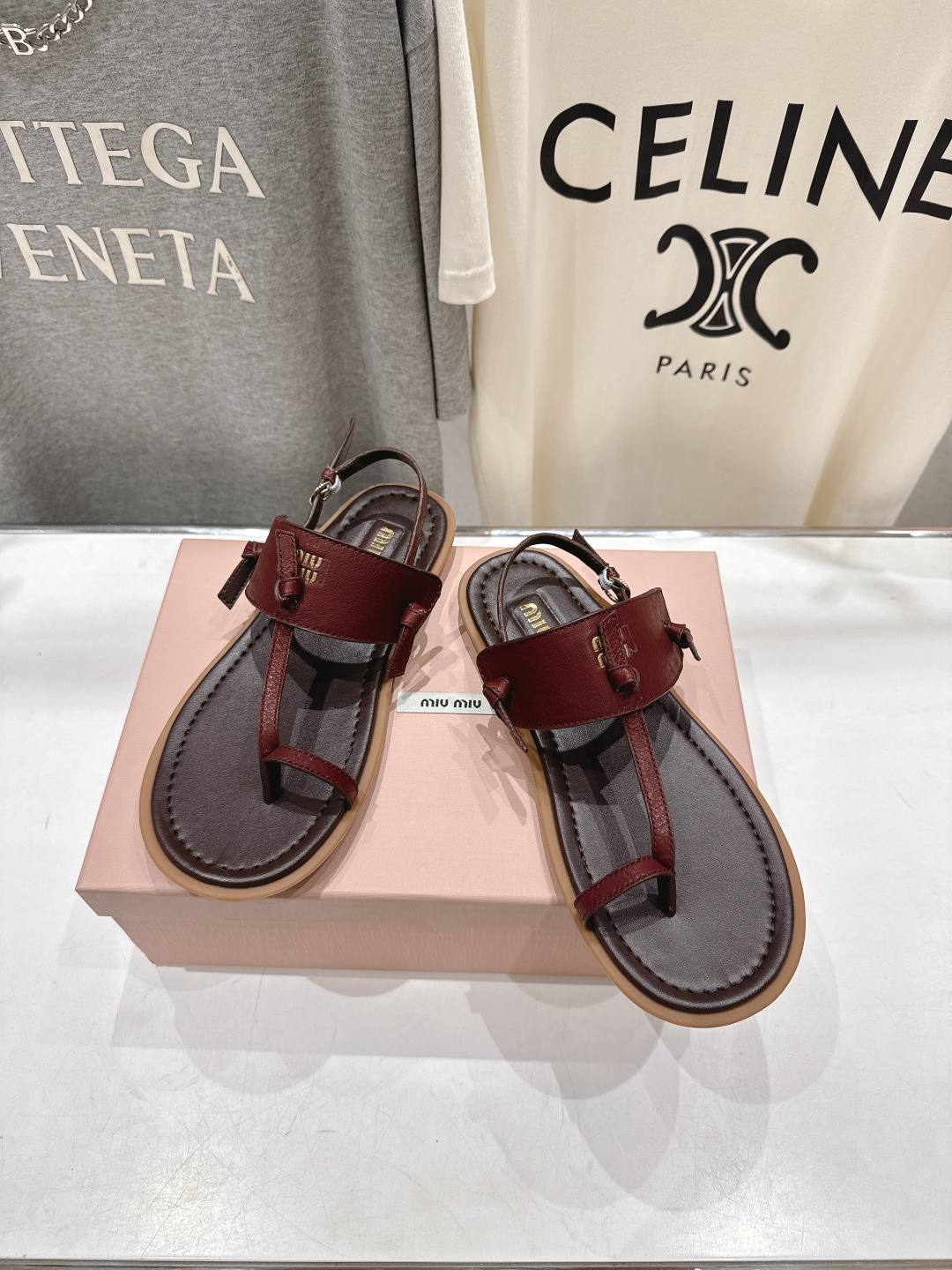 高版本出厂 MiuMiu缪缪2026ss夏季新款仙女简约风夹脚凉鞋🆕夏季百搭款。舒适又好穿，上脚显白 怎