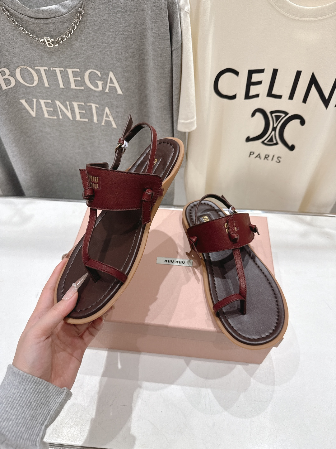 高版本出厂 MiuMiu缪缪2026ss夏季新款仙女简约风夹脚凉鞋🆕夏季百搭款。舒适又好穿，上脚显白 怎