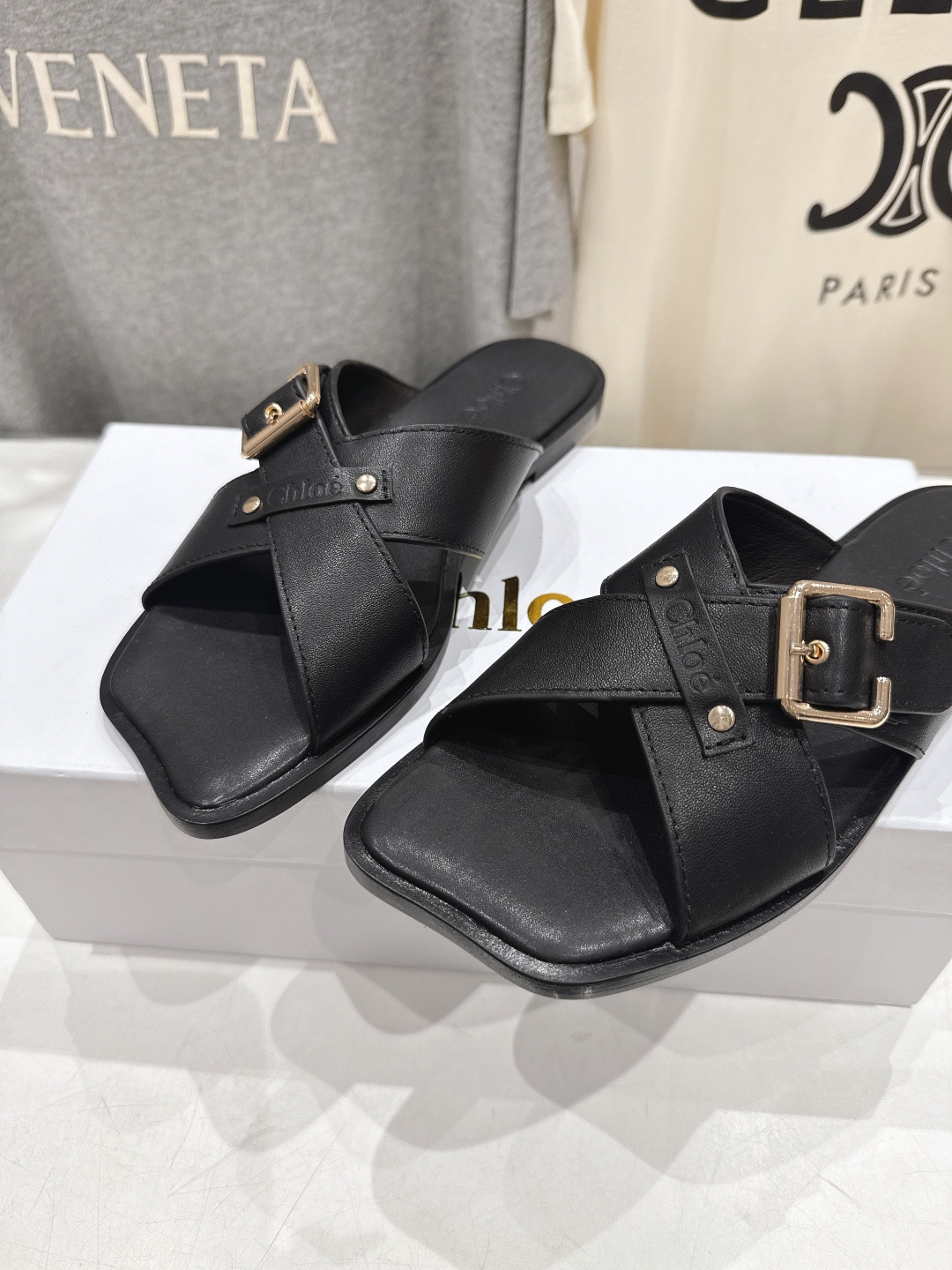 高版本出厂 Chloe 克洛伊F013 2026ss蔻依新款平底交叉带拖鞋闪亮登场啦！简直是时尚感与舒适