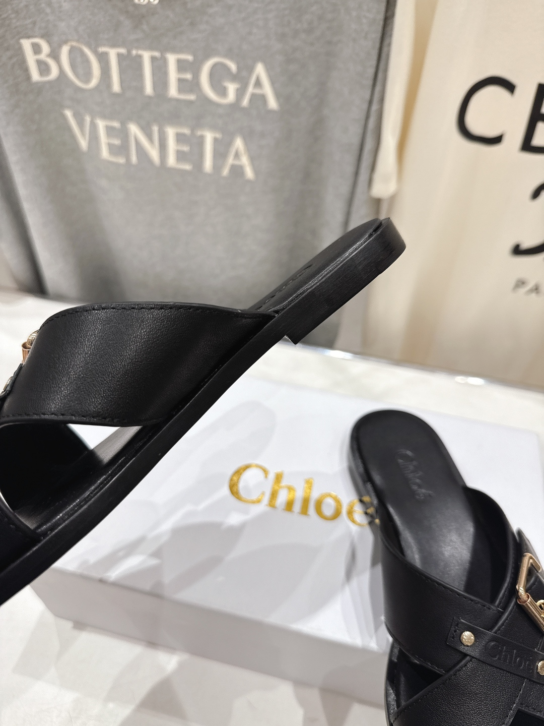 高版本出厂 Chloe 克洛伊F013 2026ss蔻依新款平底交叉带拖鞋闪亮登场啦！简直是时尚感与舒适