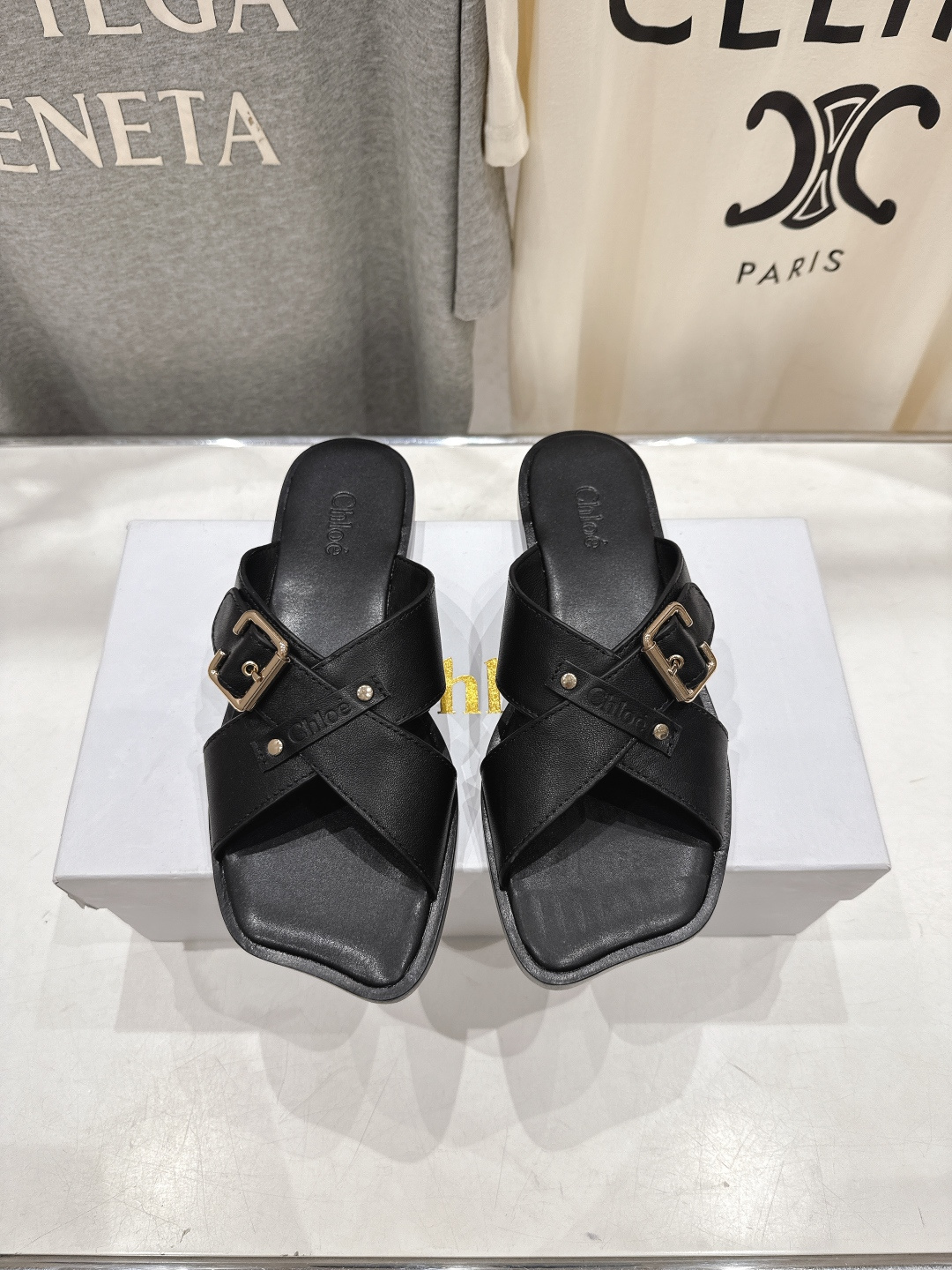 高版本出厂 Chloe 克洛伊F013 2026ss蔻依新款平底交叉带拖鞋闪亮登场啦！简直是时尚感与舒适