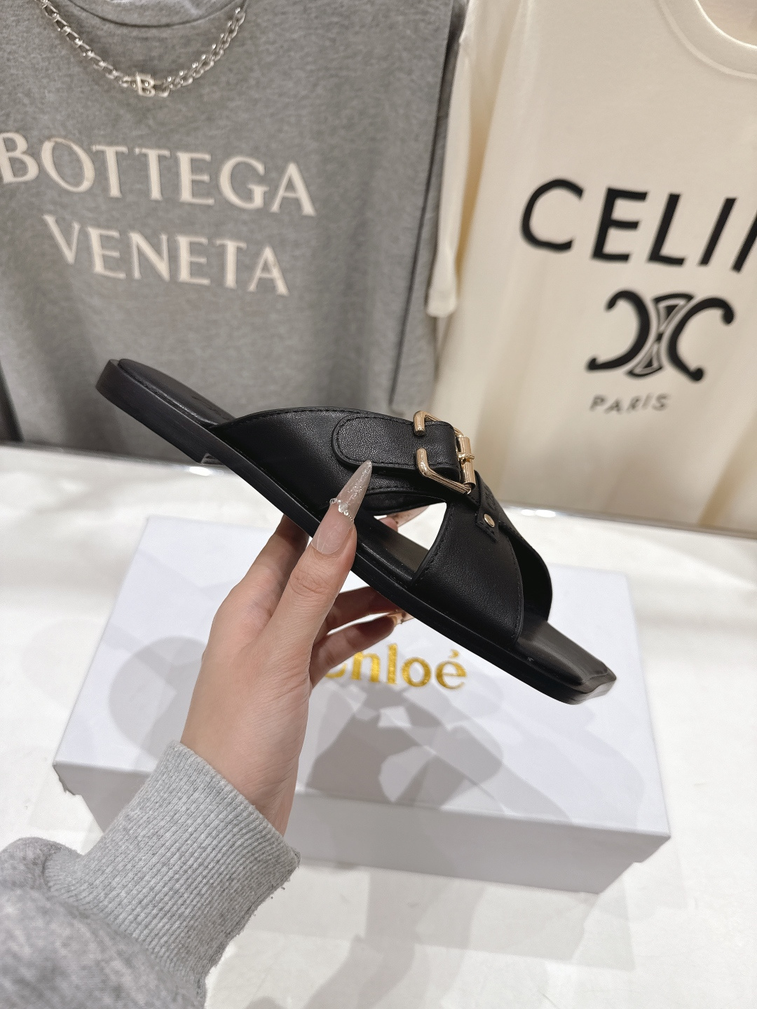 高版本出厂 Chloe 克洛伊F013 2026ss蔻依新款平底交叉带拖鞋闪亮登场啦！简直是时尚感与舒适