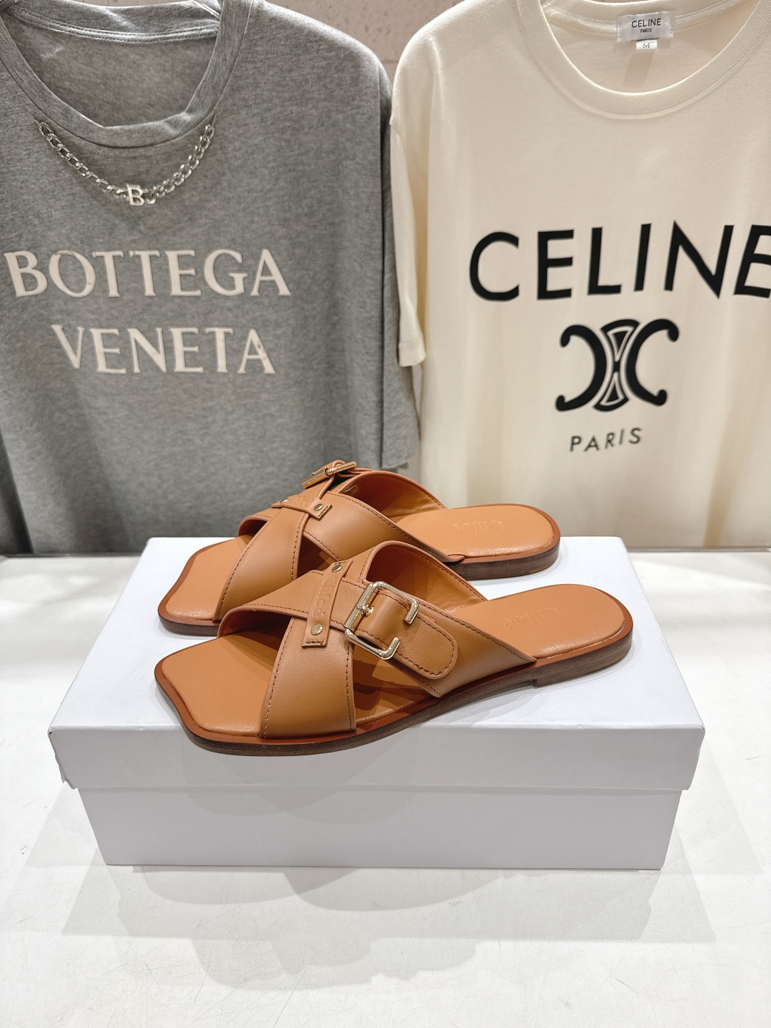 高版本出厂 Chloe 克洛伊F013 2026ss蔻依新款平底交叉带拖鞋闪亮登场啦！简直是时尚感与舒适