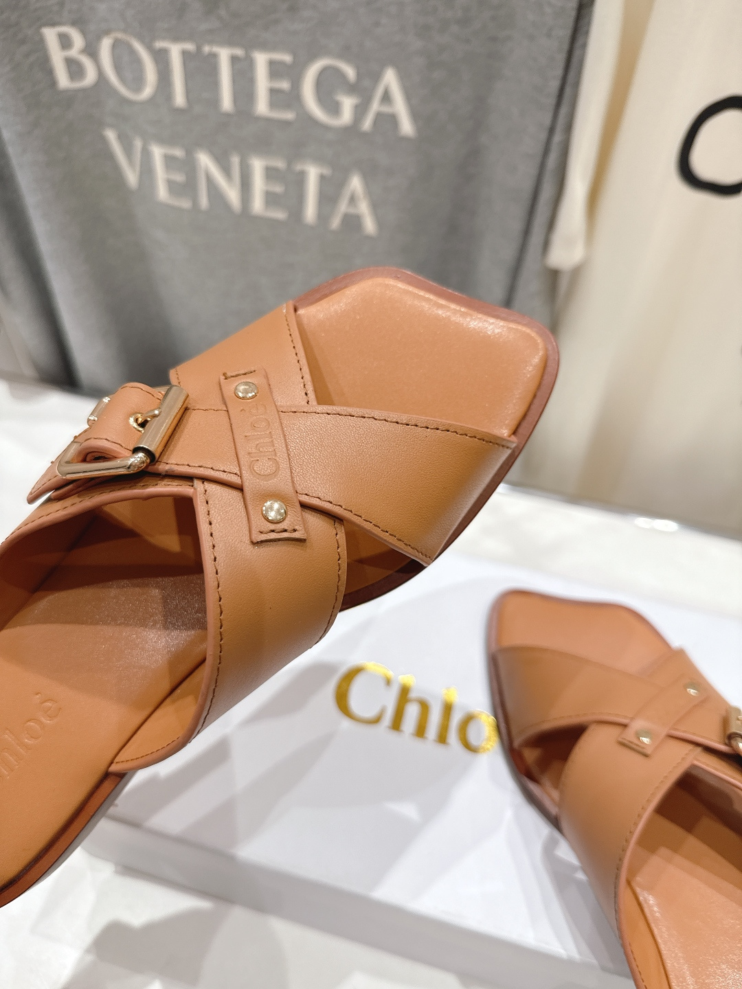 高版本出厂 Chloe 克洛伊F013 2026ss蔻依新款平底交叉带拖鞋闪亮登场啦！简直是时尚感与舒适