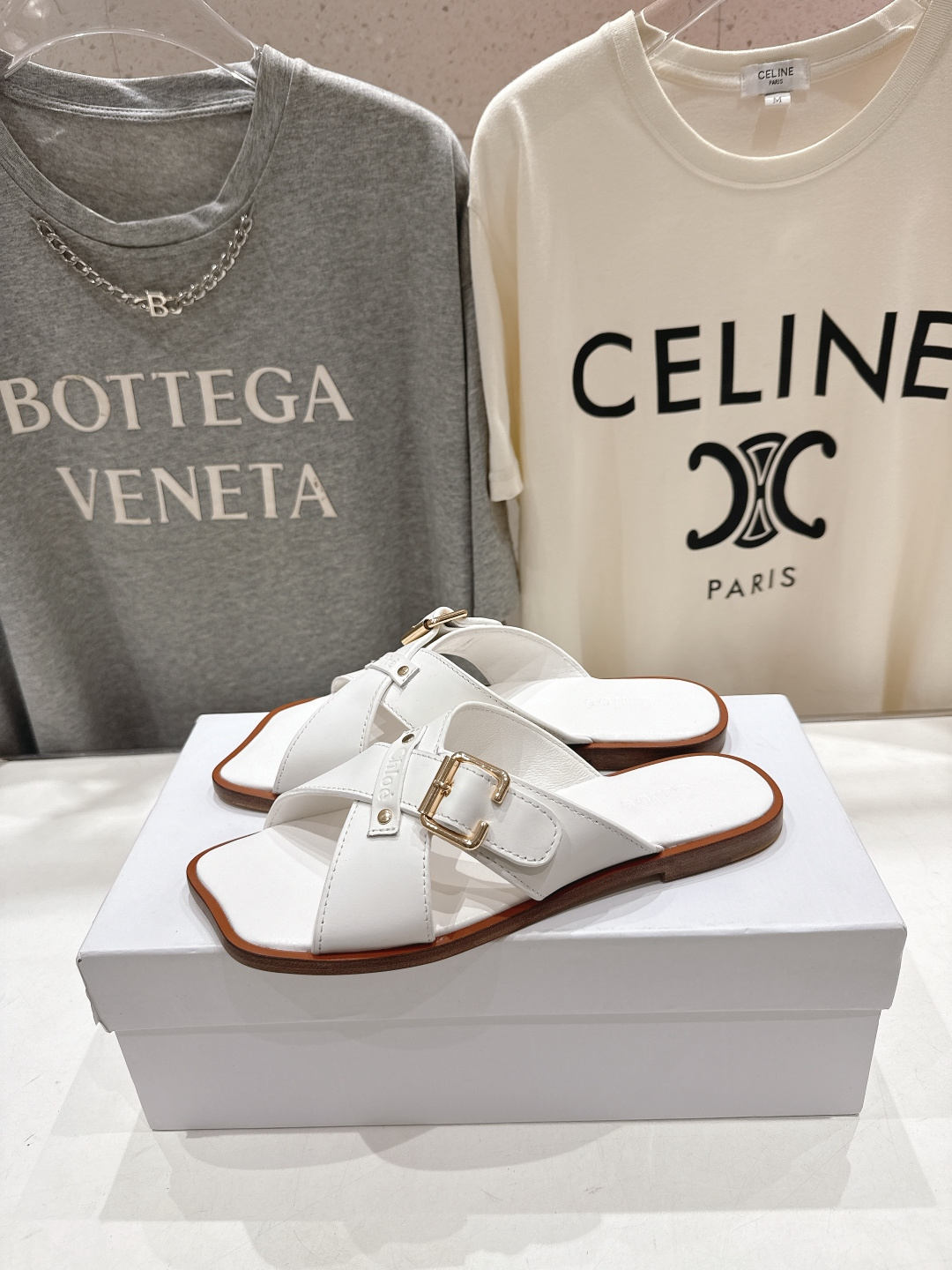 高版本出厂 Chloe 克洛伊F013 2026ss蔻依新款平底交叉带拖鞋闪亮登场啦！简直是时尚感与舒适