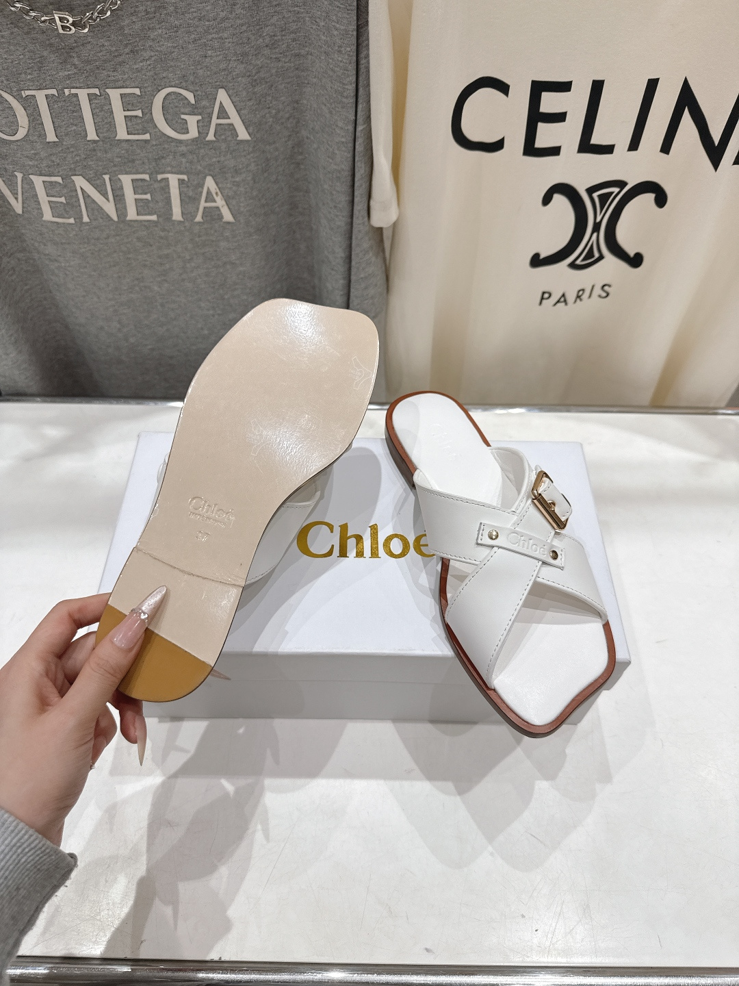 高版本出厂 Chloe 克洛伊F013 2026ss蔻依新款平底交叉带拖鞋闪亮登场啦！简直是时尚感与舒适