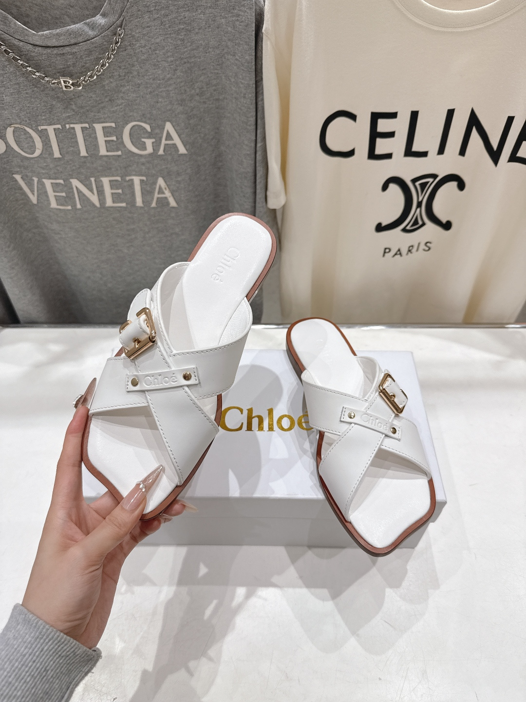 高版本出厂 Chloe 克洛伊F013 2026ss蔻依新款平底交叉带拖鞋闪亮登场啦！简直是时尚感与舒适