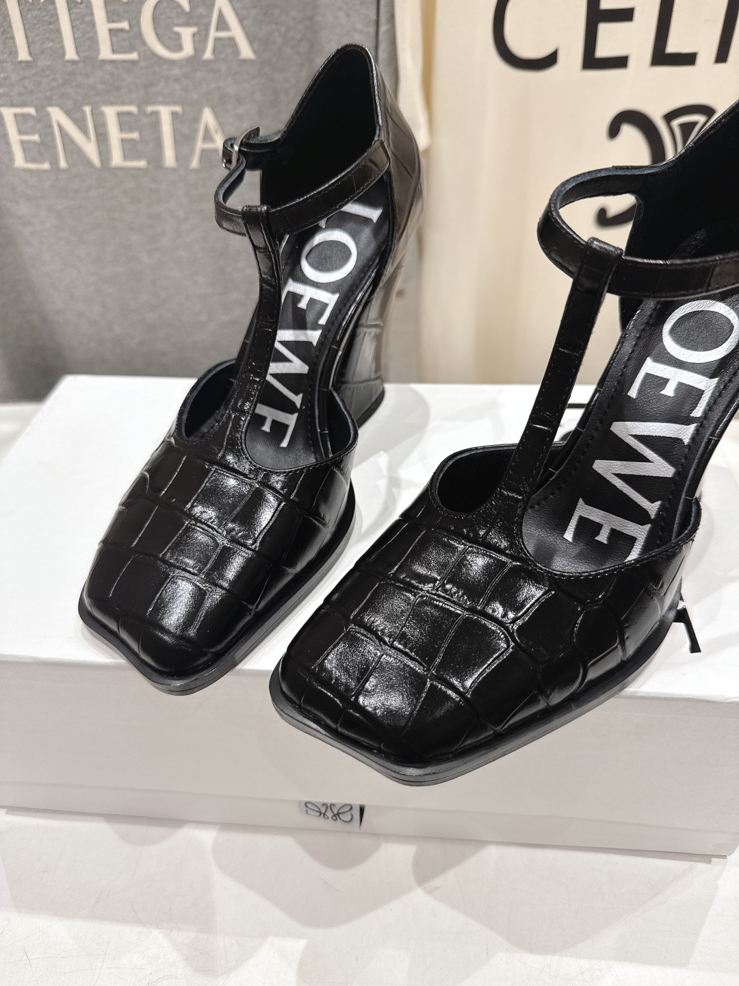 高版本出厂 LOEWE/罗意威F036 2026ss春夏新款高跟玛丽珍凉鞋高跟鞋单鞋别致的一体鞋面设计，