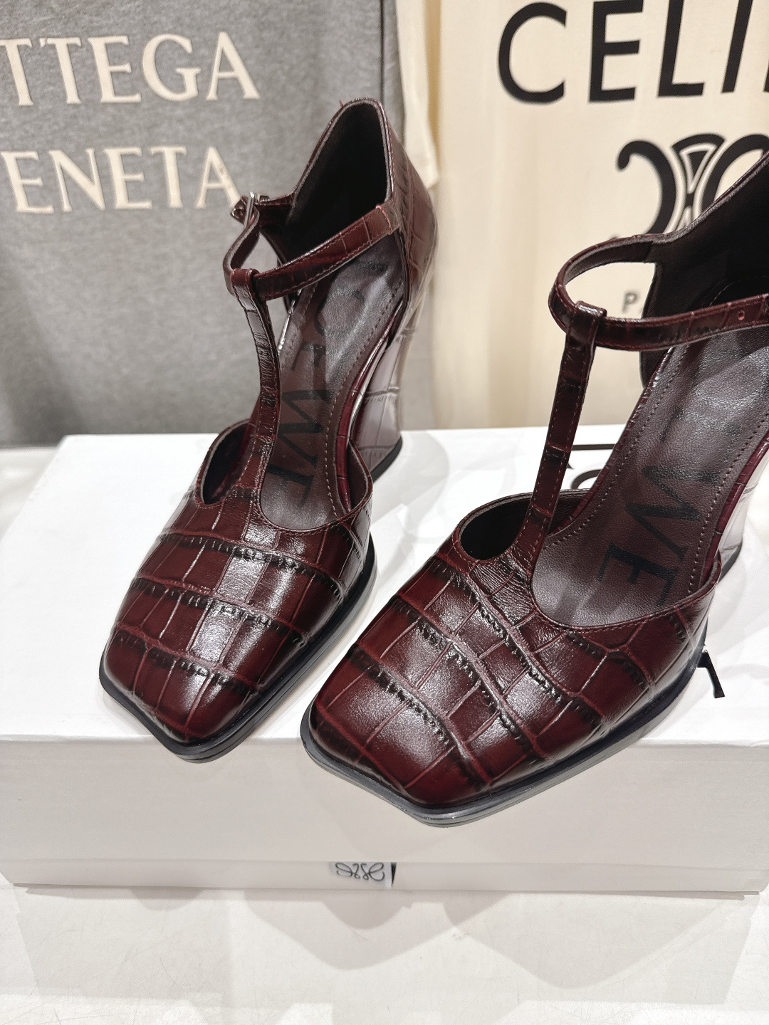 高版本出厂 LOEWE/罗意威F036 2026ss春夏新款高跟玛丽珍凉鞋高跟鞋单鞋别致的一体鞋面设计，