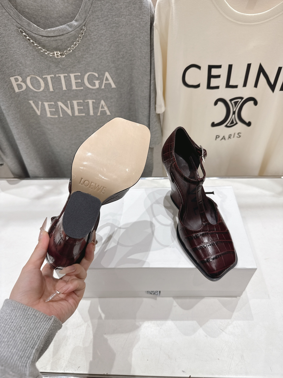 高版本出厂 LOEWE/罗意威F036 2026ss春夏新款高跟玛丽珍凉鞋高跟鞋单鞋别致的一体鞋面设计，