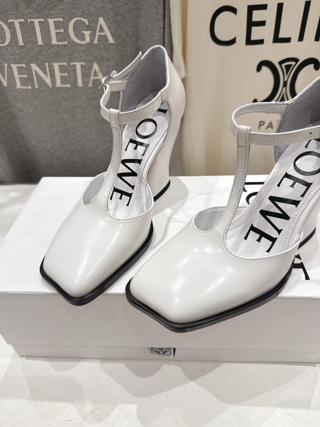 高版本出厂 LOEWE/罗意威F036 2026ss春夏新款高跟玛丽珍凉鞋高跟鞋单鞋别致的一体鞋面设计，