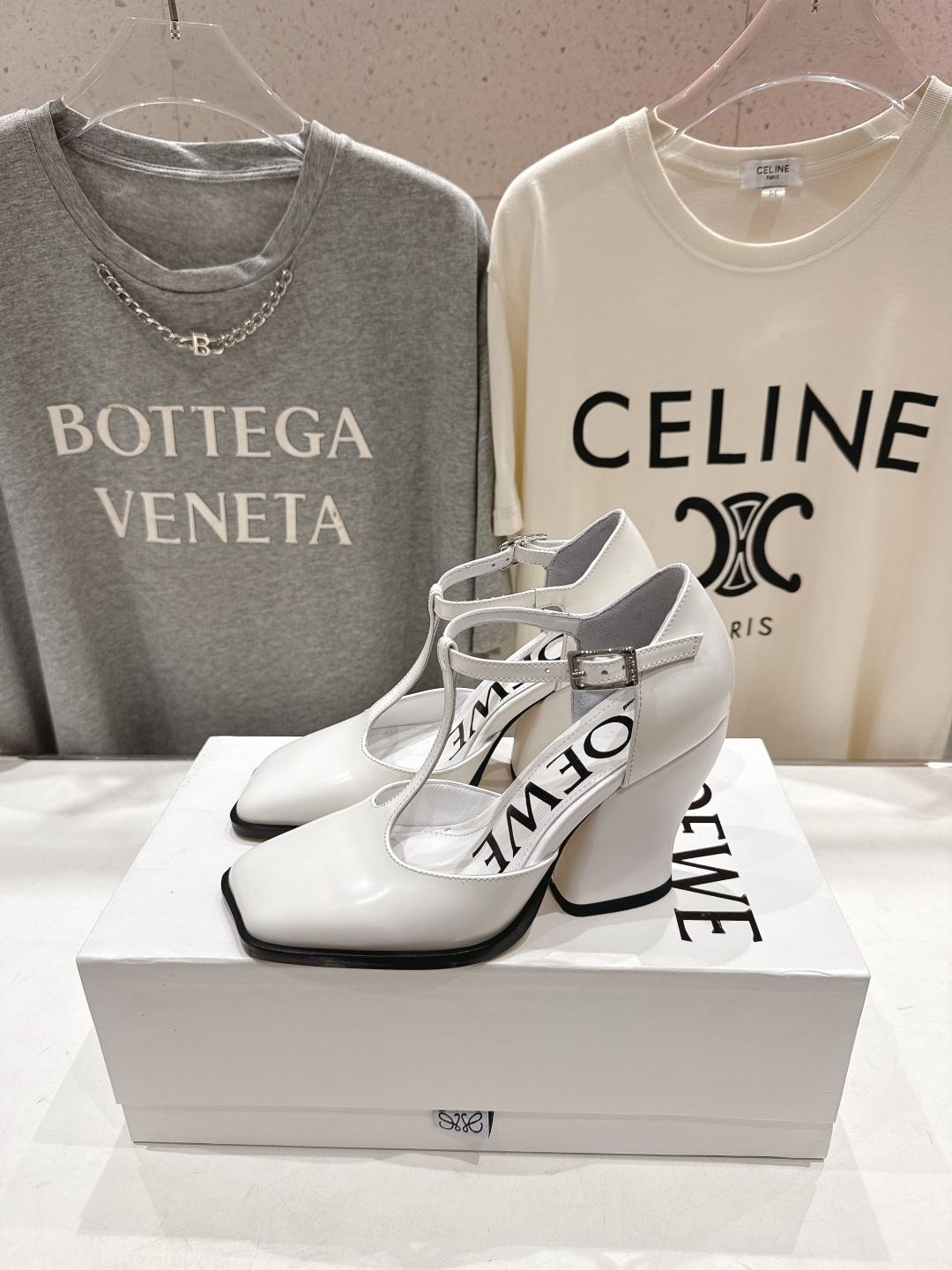 高版本出厂 LOEWE/罗意威F036 2026ss春夏新款高跟玛丽珍凉鞋高跟鞋单鞋别致的一体鞋面设计，