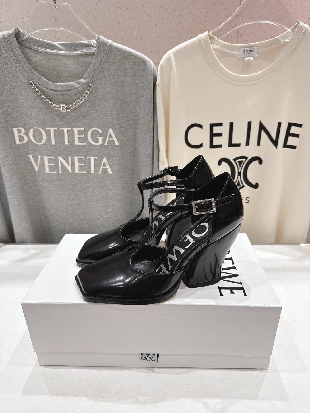 高版本出厂 LOEWE/罗意威F036 2026ss春夏新款高跟玛丽珍凉鞋高跟鞋单鞋别致的一体鞋面设计，