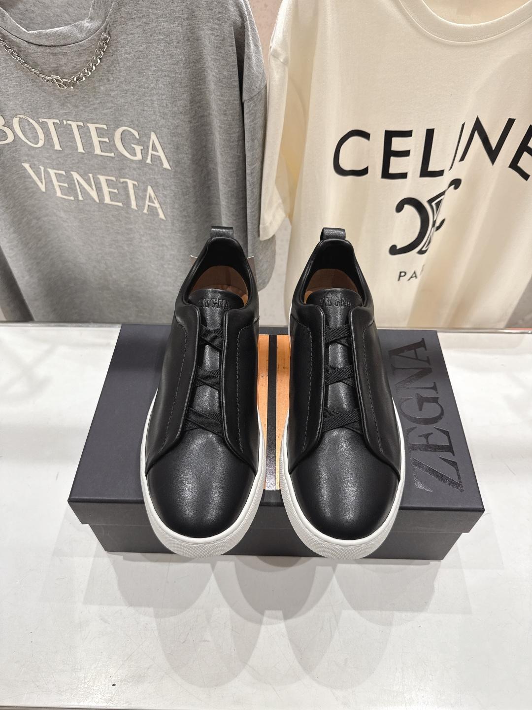 NO:692730,Top version Zegna Zegna 2026ss new men's luxury slip-on white shoes casual shoes Trile Stitch is a refined casual shoe decorated with iconic triple cross elastic details, inspired by the triple hand-stitched stitch shape, highlighting Zegna's long heritage. These leather-lined buckskin sneakers are decorated with vicuña decorative details  The shoe adopts the original pull-top lasting process, which looks good and has a light texture. The upper is oiled and the tongue is decorated with the iconic Zegna logo details, highlighting the brand style. The private original molded outsole is easy to put on and take off and is comfortable. It is different from the ordinary rubber outsole on the market. The fabric is original custom-made imported cowhide and the inner top l19860909顶级版本 Zegna杰尼亚 2026ss春夏季新品男款奢华一脚蹬小白鞋休闲鞋 Trile Stitch 是一款精致的休闲鞋履,饰有标志性三重交叉松紧细节,灵感源于三重手缝线迹造型,彰显了杰尼亚的悠久传承.这款皮革衬里鹿皮球鞋饰有骆马色装饰细节 采用原版拉帮套楦工艺鞋型好看且质感轻盈.鞋面油边工艺、鞋舌饰有标志性 Zegna 标识细节,彰显品牌风范. 私家原版开模大底,穿脱轻松,舒适不凡.区别于市面上普通橡胶大底 面料原版定制进口牛皮 内里头层牛皮 大底原版开模Tu大底 码数39-47（46.47订做不退换）,休闲鞋/运动鞋,zegna,sneakers,cowhide,Women's Shoes