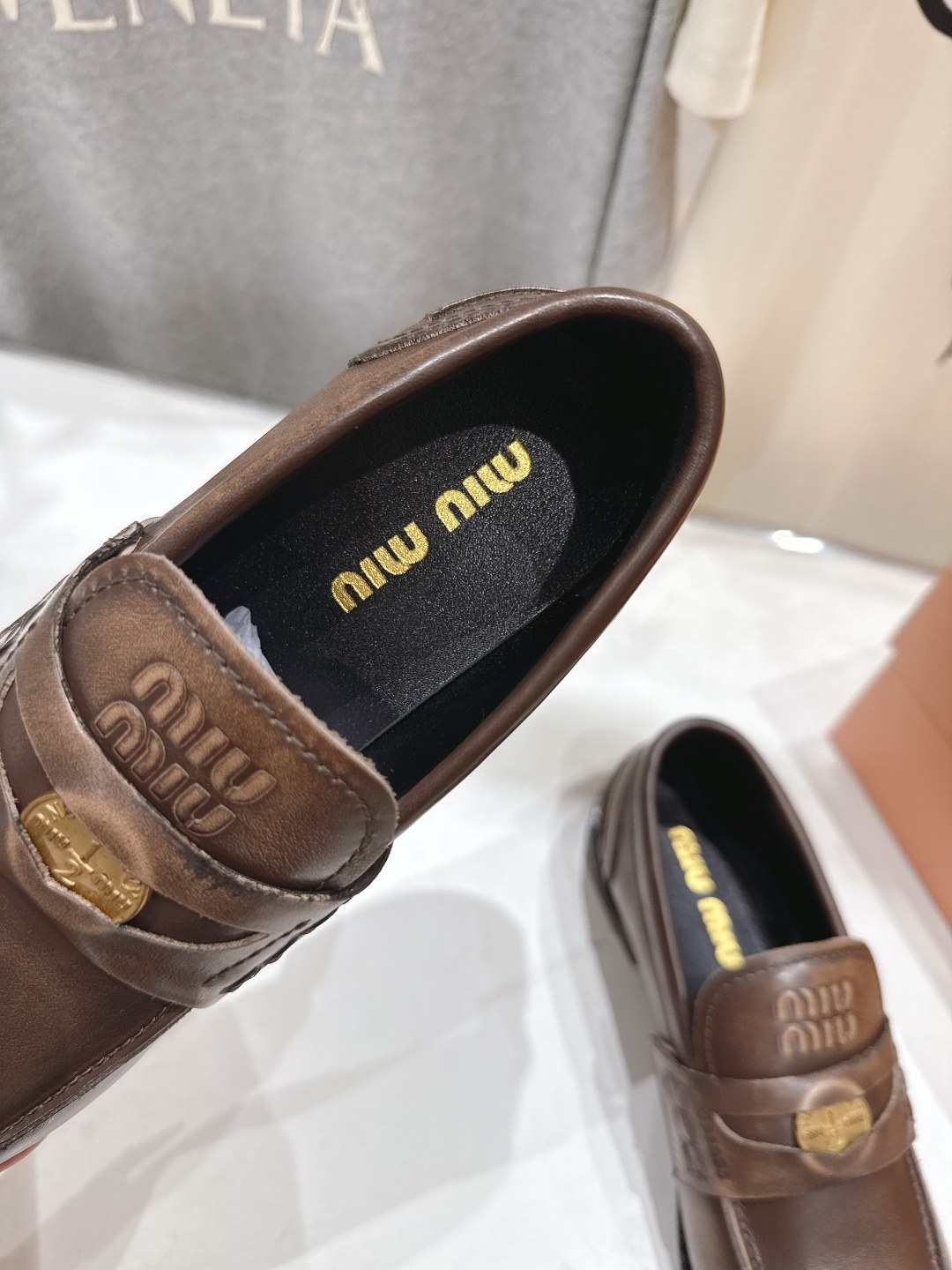 高版本出厂 MiuMiu/缪缪F049 2026ss春夏新款·幸运钱币系列驾车鞋休闲鞋乐福鞋各路明星、小