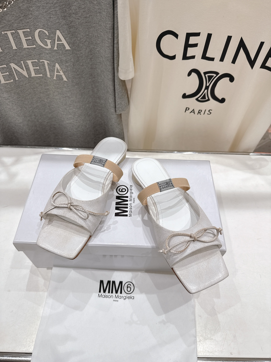 高版本出厂 Maison Marginal* MM6马吉拉26夏日新款蝴蝶结平底拖鞋极简的设计风格 饰有