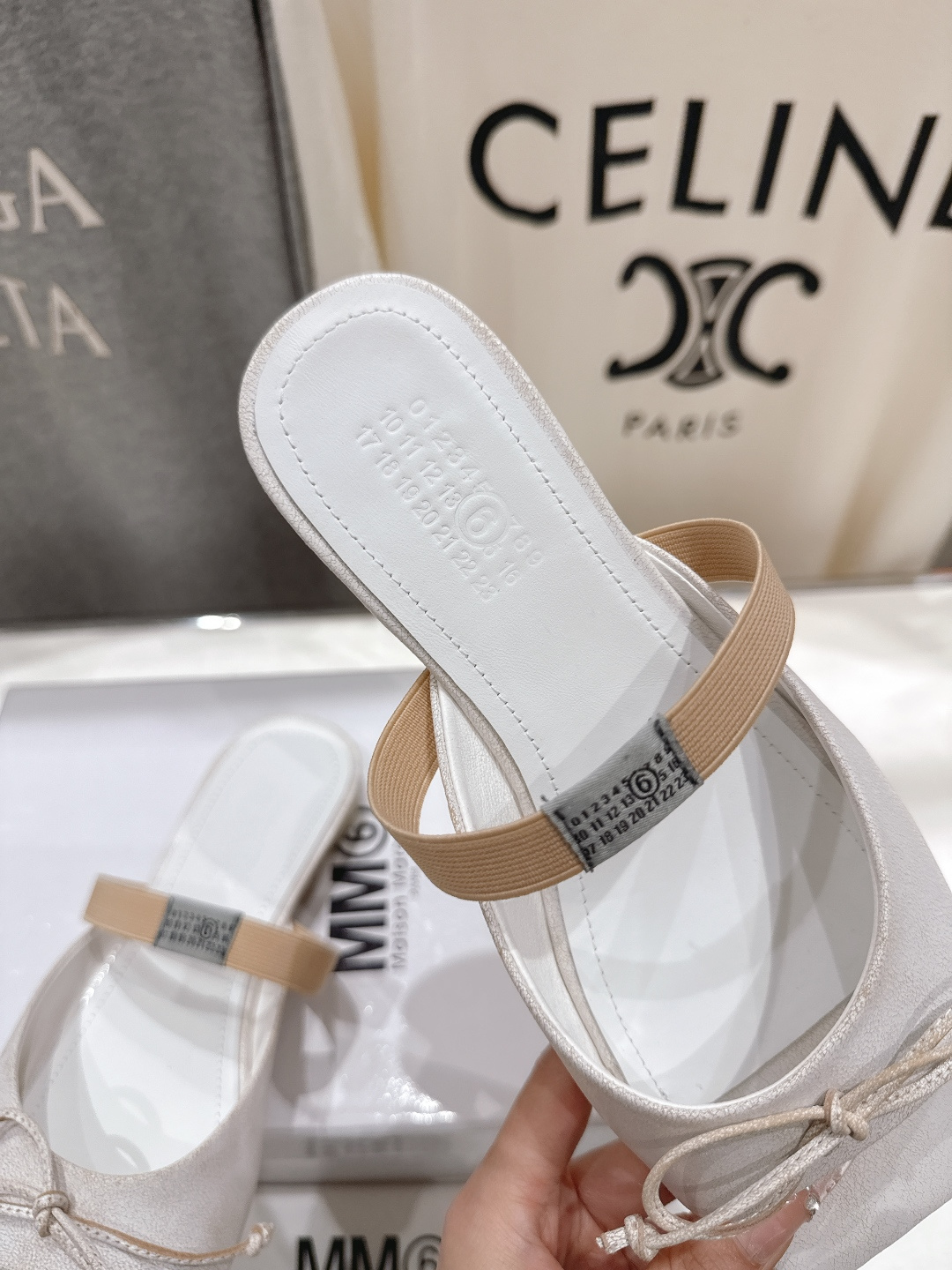 高版本出厂 Maison Marginal* MM6马吉拉26夏日新款蝴蝶结平底拖鞋极简的设计风格 饰有