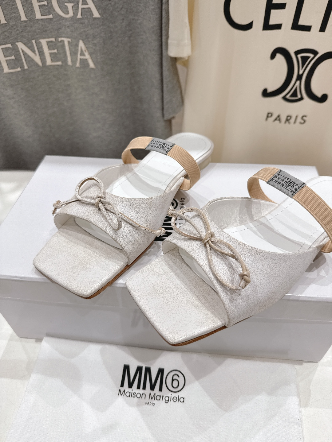 高版本出厂 Maison Marginal* MM6马吉拉26夏日新款蝴蝶结平底拖鞋极简的设计风格 饰有