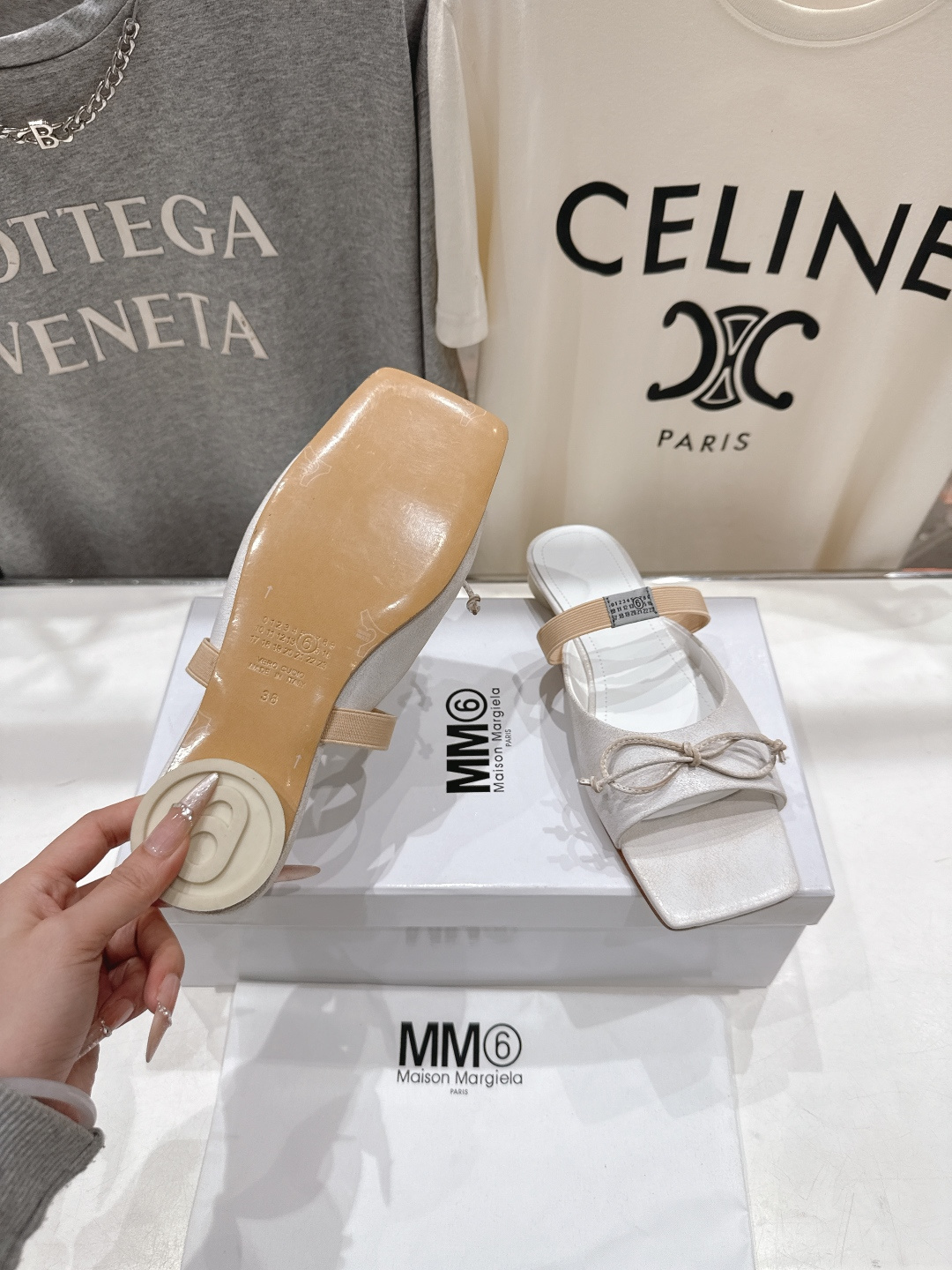 高版本出厂 Maison Marginal* MM6马吉拉26夏日新款蝴蝶结平底拖鞋极简的设计风格 饰有