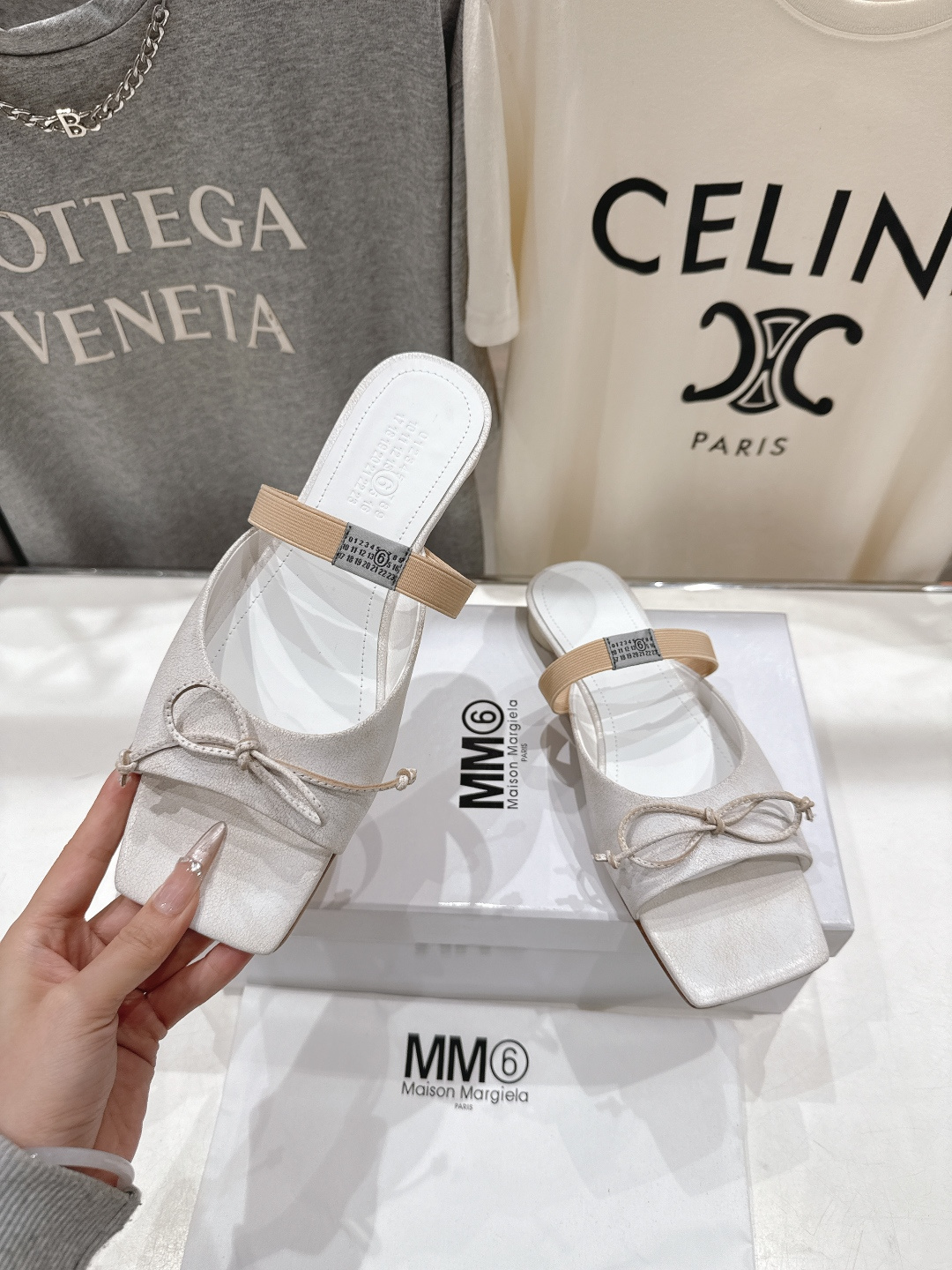 高版本出厂 Maison Marginal* MM6马吉拉26夏日新款蝴蝶结平底拖鞋极简的设计风格 饰有