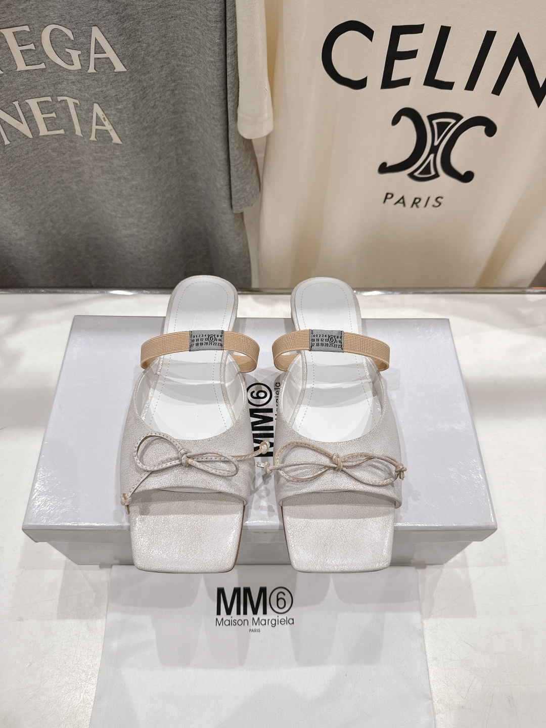 高版本出厂 Maison Marginal* MM6马吉拉26夏日新款蝴蝶结平底拖鞋极简的设计风格 饰有