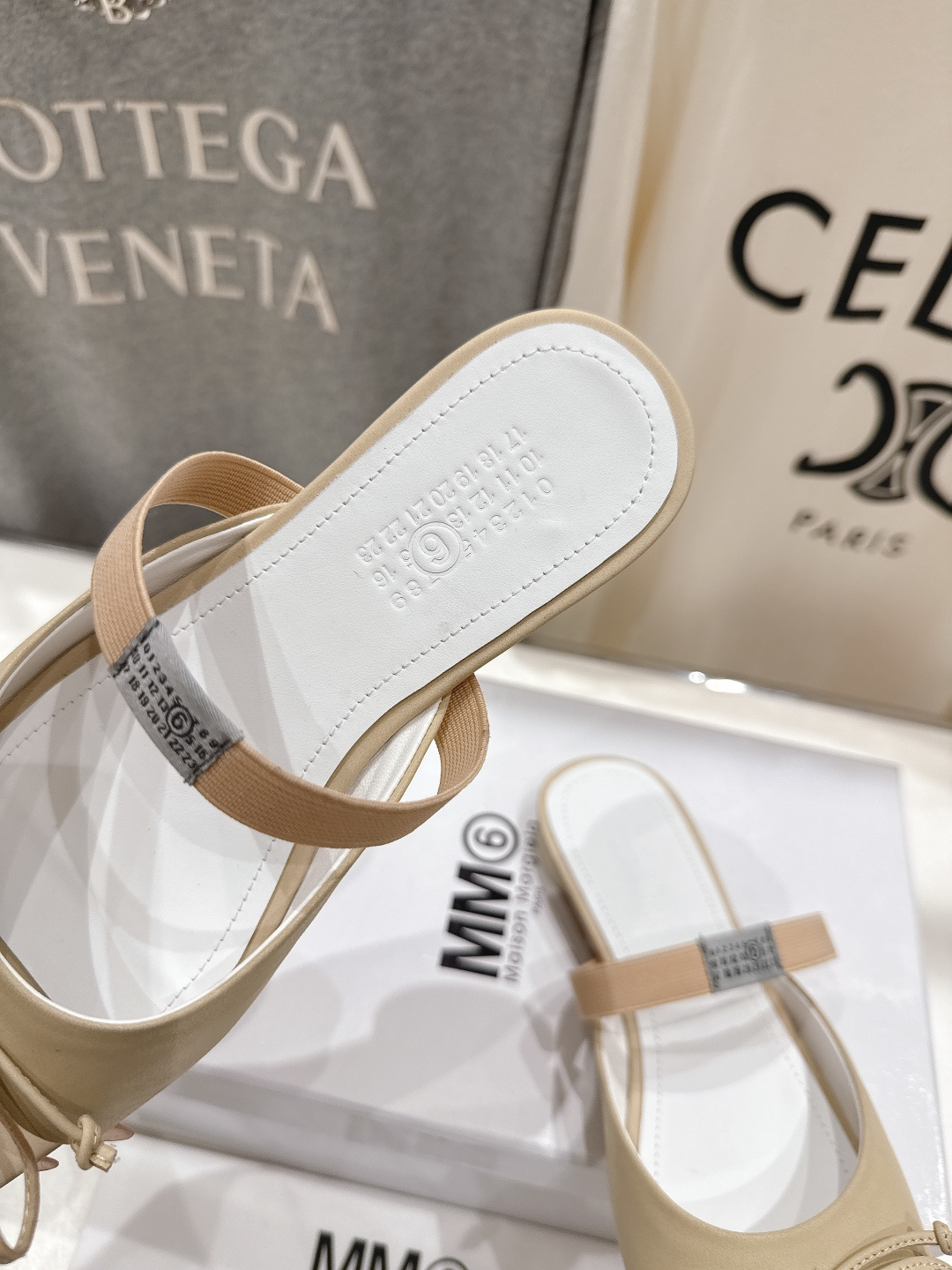 高版本出厂 Maison Marginal* MM6马吉拉26夏日新款蝴蝶结平底拖鞋极简的设计风格 饰有