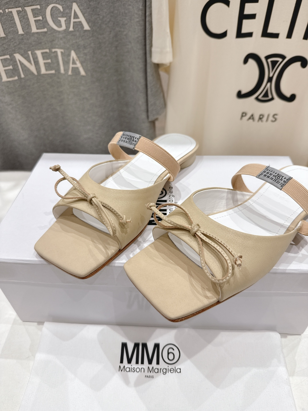 高版本出厂 Maison Marginal* MM6马吉拉26夏日新款蝴蝶结平底拖鞋极简的设计风格 饰有
