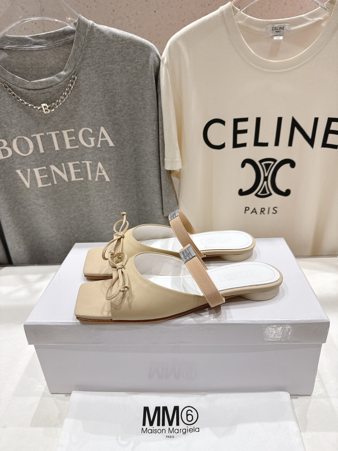 高版本出厂 Maison Marginal* MM6马吉拉26夏日新款蝴蝶结平底拖鞋极简的设计风格 饰有