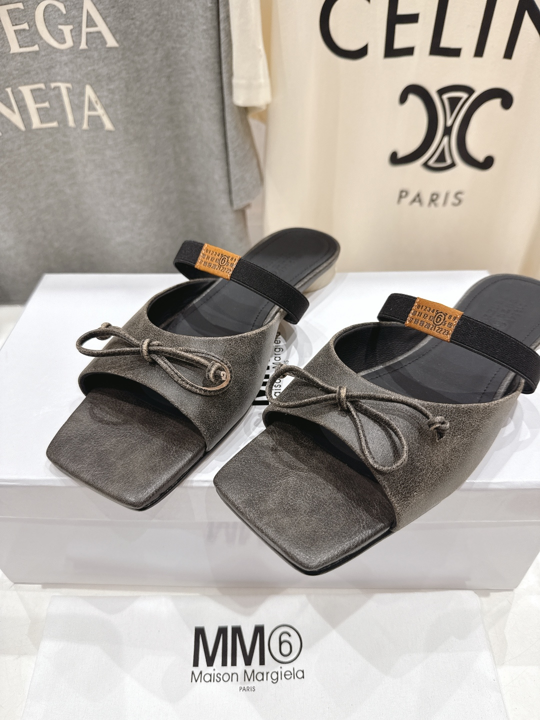 高版本出厂 Maison Marginal* MM6马吉拉26夏日新款蝴蝶结平底拖鞋极简的设计风格 饰有