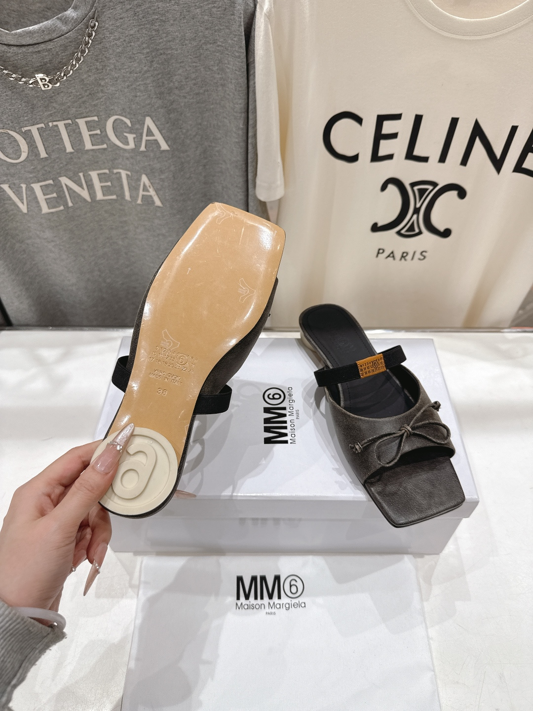 高版本出厂 Maison Marginal* MM6马吉拉26夏日新款蝴蝶结平底拖鞋极简的设计风格 饰有