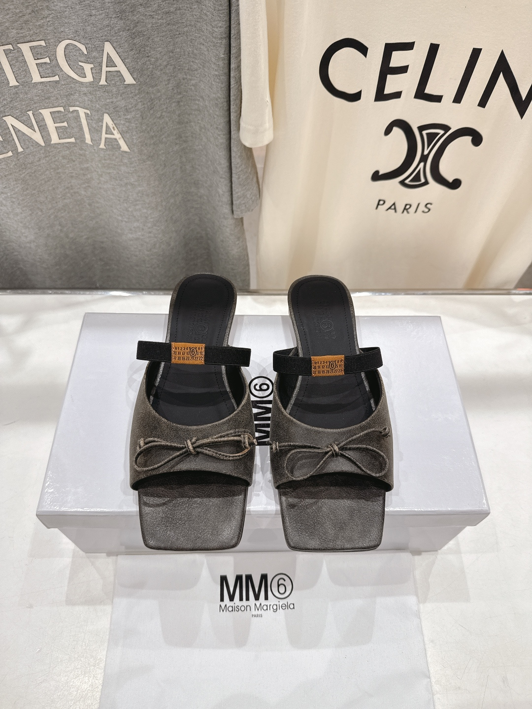 高版本出厂 Maison Marginal* MM6马吉拉26夏日新款蝴蝶结平底拖鞋极简的设计风格 饰有