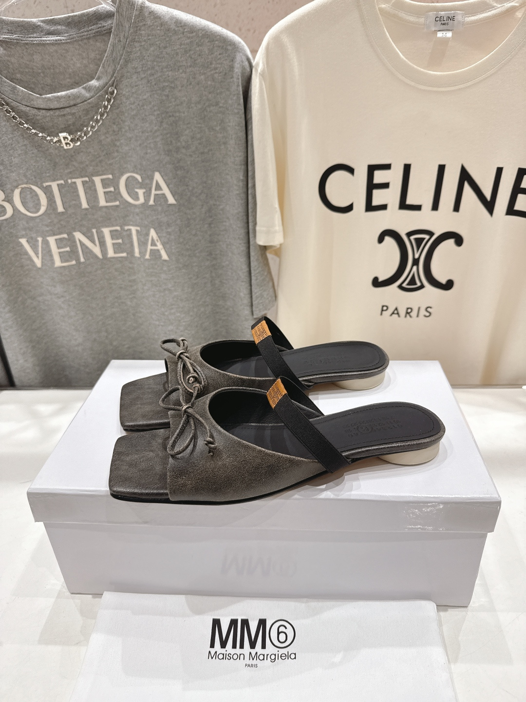 高版本出厂 Maison Marginal* MM6马吉拉26夏日新款蝴蝶结平底拖鞋极简的设计风格 饰有