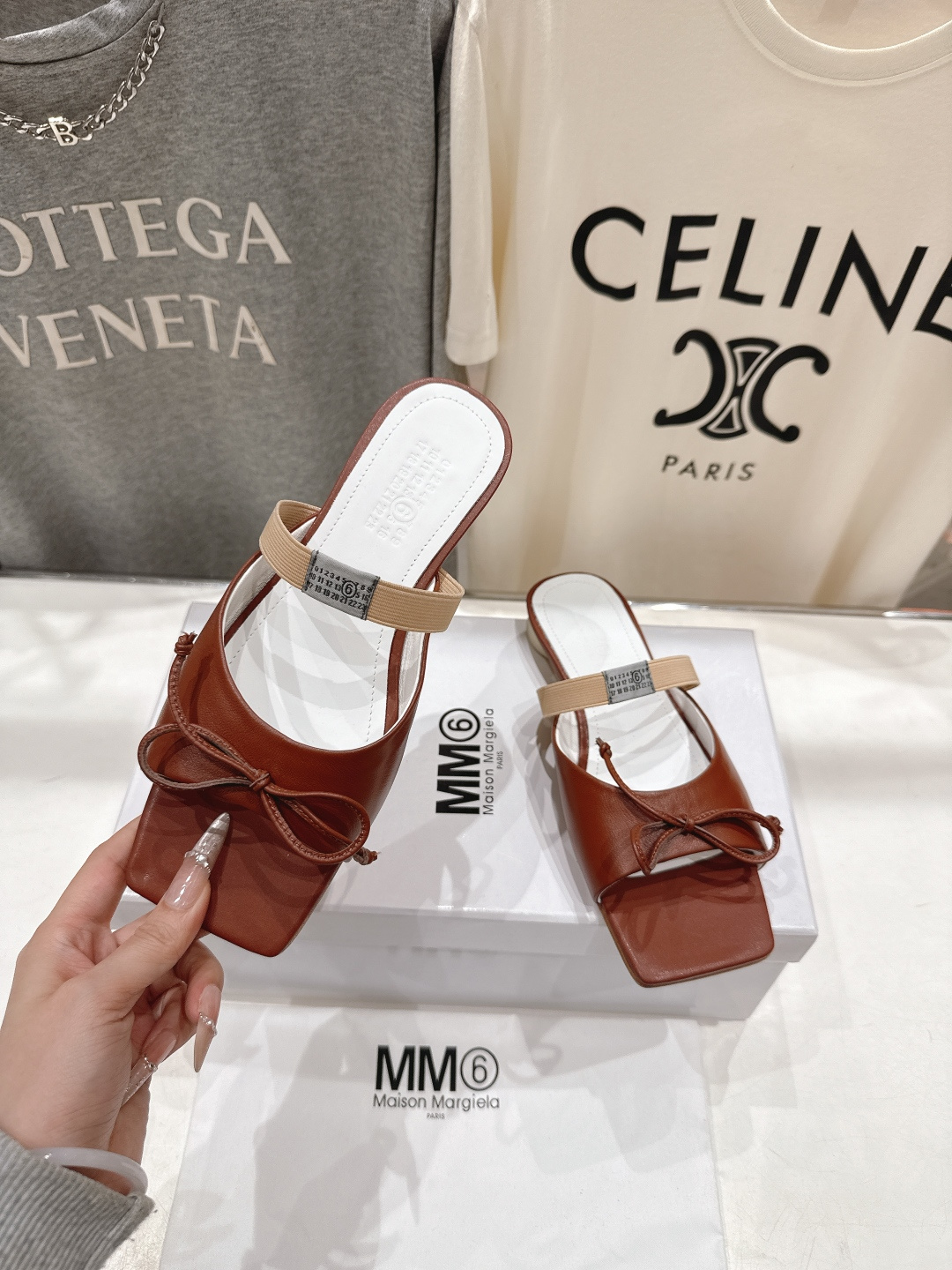 高版本出厂 Maison Marginal* MM6马吉拉26夏日新款蝴蝶结平底拖鞋极简的设计风格 饰有