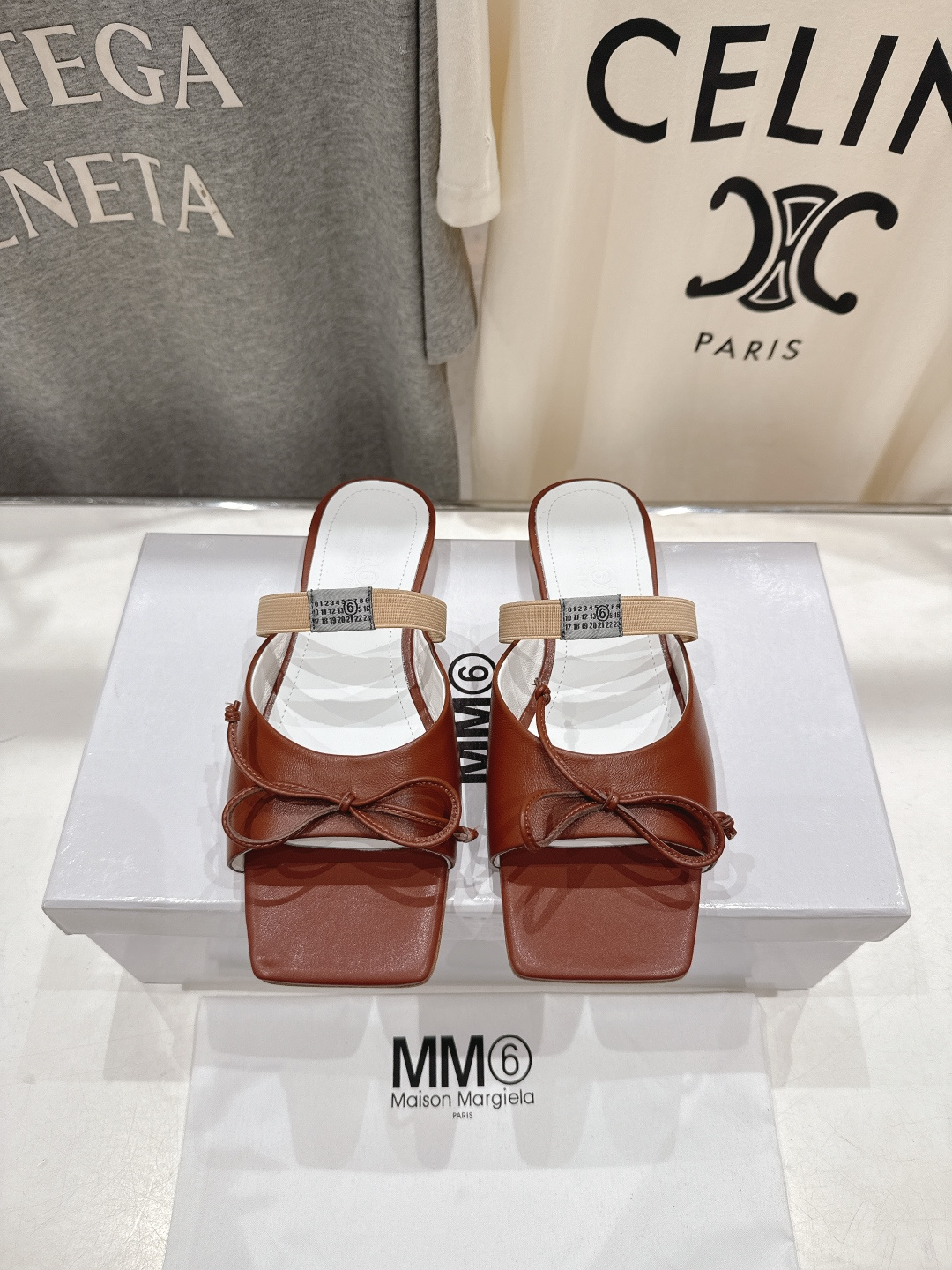 高版本出厂 Maison Marginal* MM6马吉拉26夏日新款蝴蝶结平底拖鞋极简的设计风格 饰有