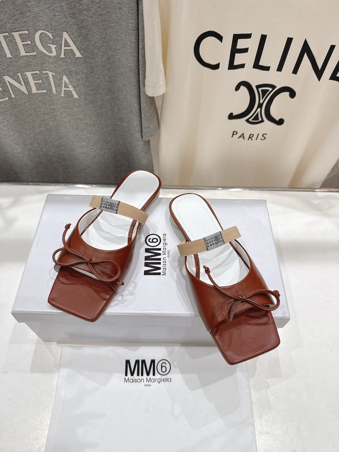 高版本出厂 Maison Marginal* MM6马吉拉26夏日新款蝴蝶结平底拖鞋极简的设计风格 饰有