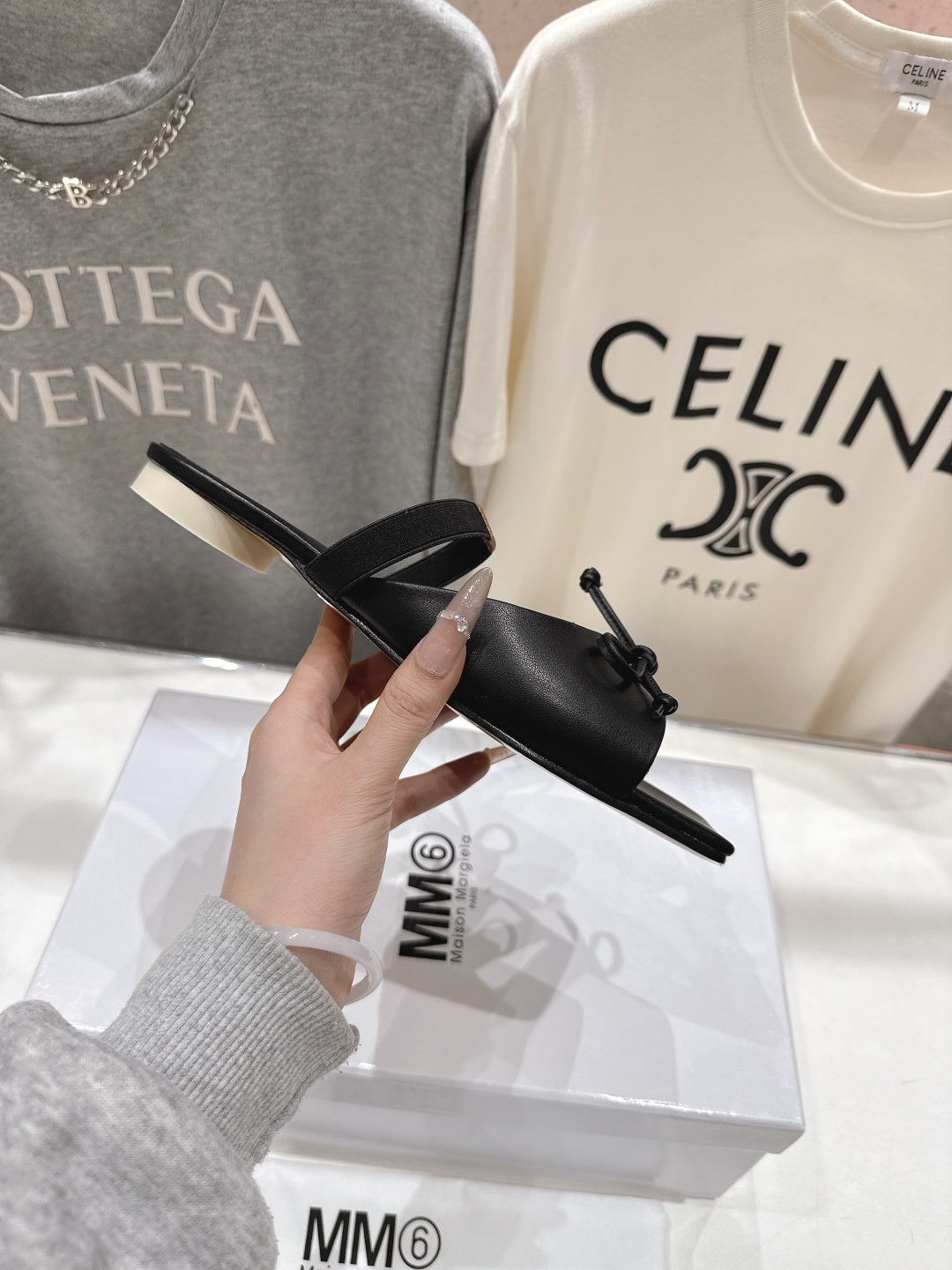 高版本出厂 Maison Marginal* MM6马吉拉26夏日新款蝴蝶结平底拖鞋极简的设计风格 饰有