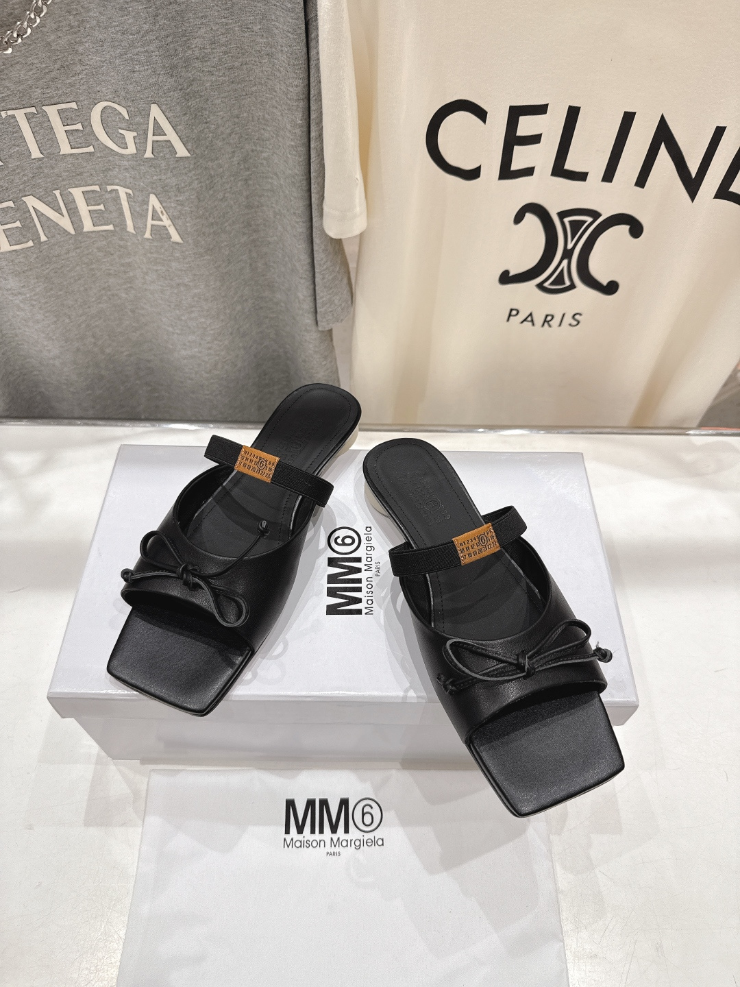 高版本出厂 Maison Marginal* MM6马吉拉26夏日新款蝴蝶结平底拖鞋极简的设计风格 饰有